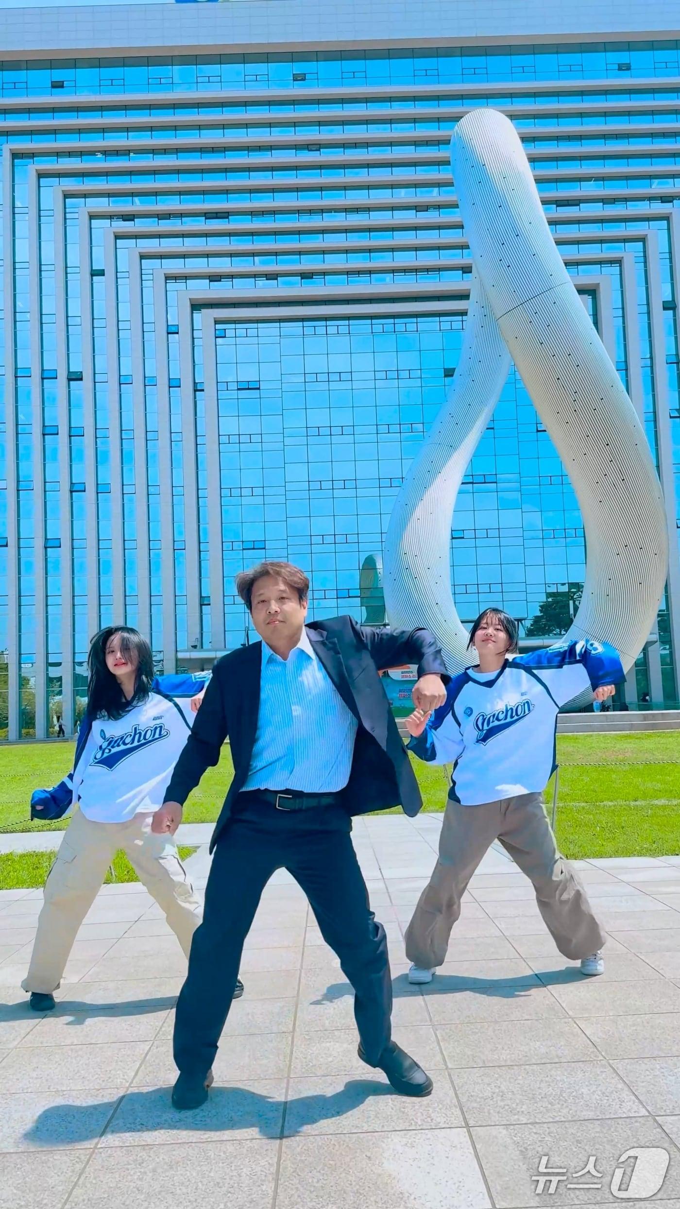 본문 이미지 - 가천대학교가 가천대 인스타그램 공식채널을 통해 릴스로 업로드한 서순민 바이오나노학과 교수와 학생홍보대사들의 댄스영상 캡처본.(동영상 캡쳐본)