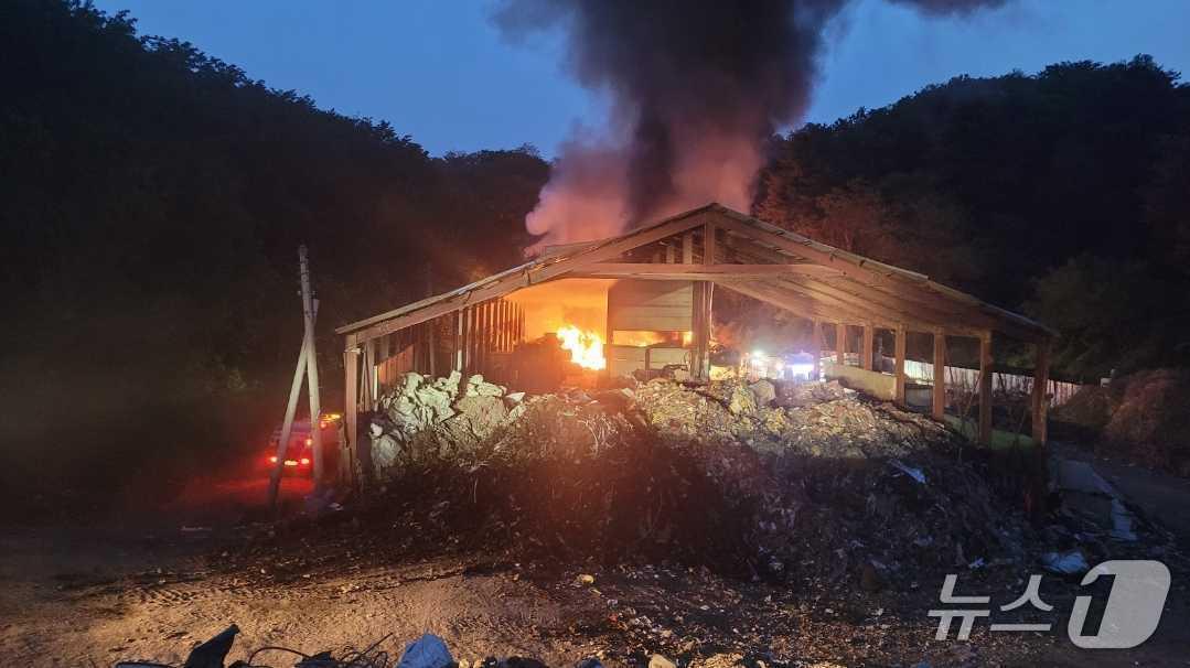 본문 이미지 - 지난 8일 오후 7시 36분쯤 강원 강릉시 사천면 한 사업장 야외작업장에서 발생한 가운데, 2시간 27분 만인 오후 10시 3분쯤 진화를 비롯한 안전 조치가 완료됐다. (강원특별자치도소방본부 제공. 재판매 및 DB금지) 2025.5.9/뉴스1 