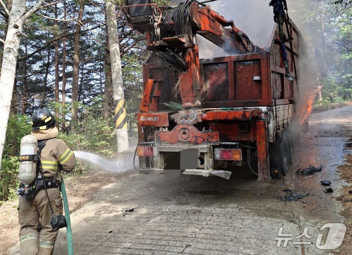 본문 이미지 - 8일 오후 3시6분쯤 경북 영덕군 병곡면 영리 칠보산 임도에서 5톤 집게차에 불이 나 소방 당국이 진화하고 있다.(경북소방본부 제공. 재판매 및 DB 금지)2025.5.9/뉴스1
