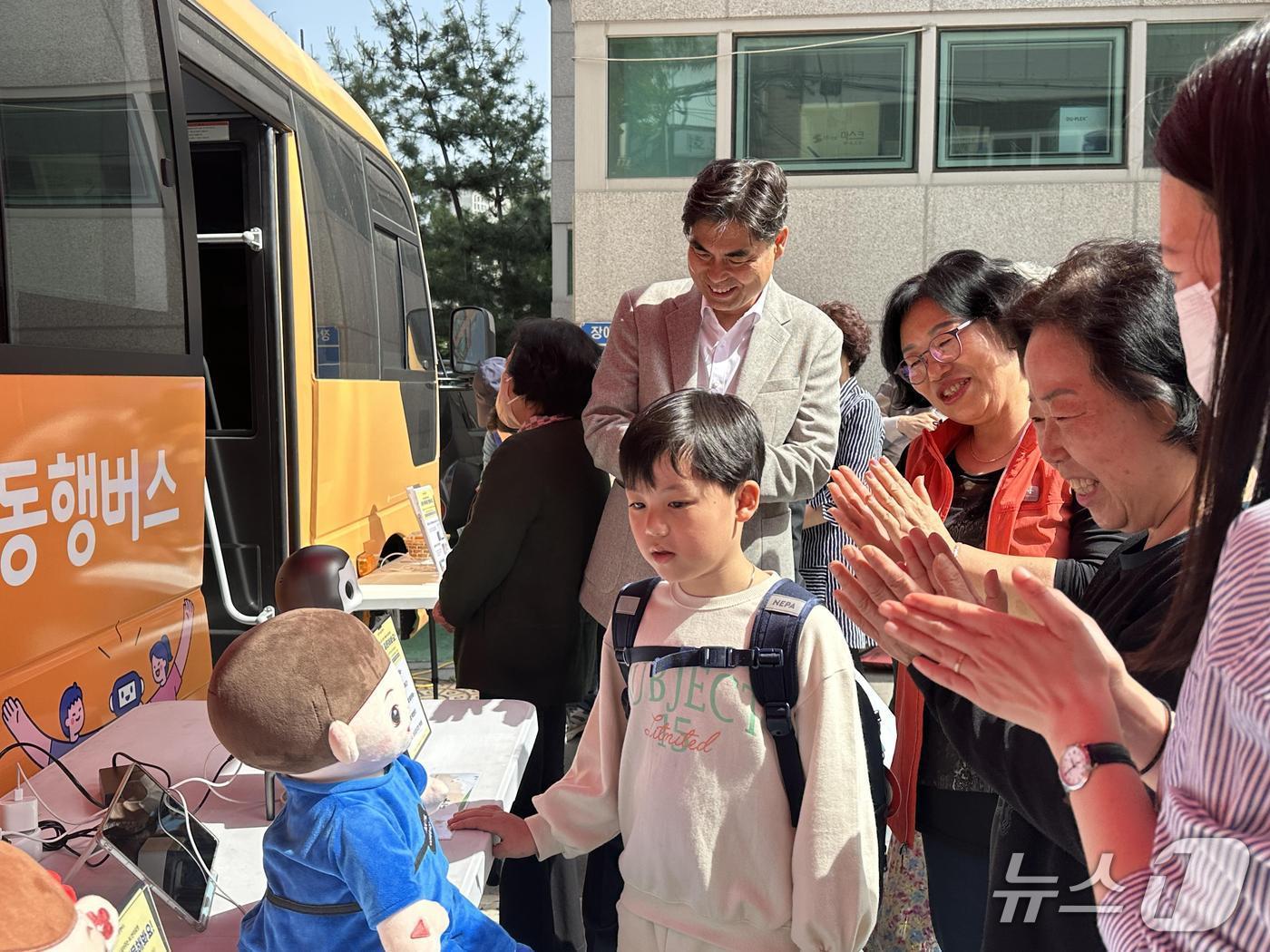 본문 이미지 - 김만기 서울디지털재단 이사장이 삼양동종합복지센터에서 어르신들과 AI 체험 프로그램에 함께하고 있다.&#40;서울시 제공&#41;