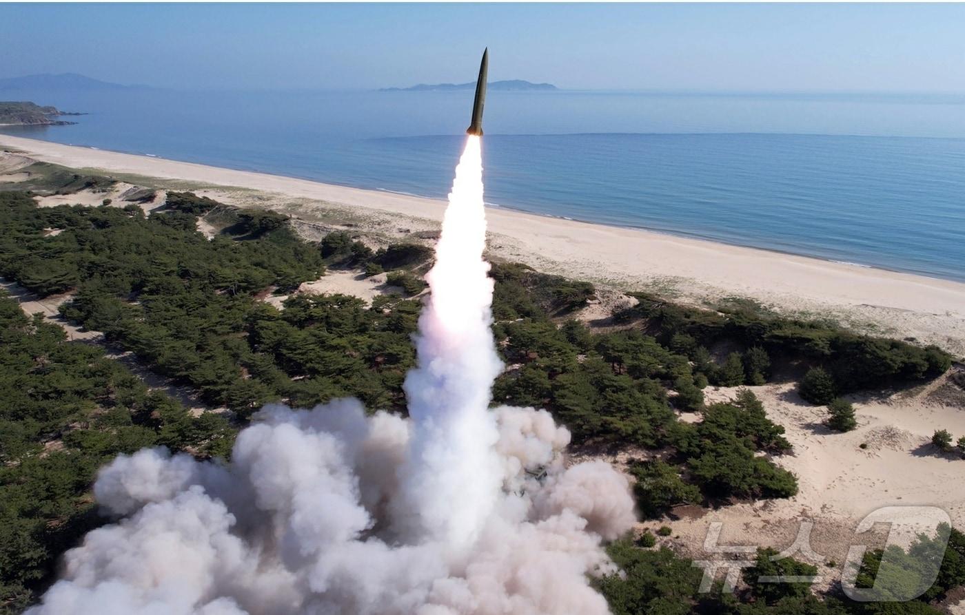 (평양 노동신문=뉴스1) = 북한의 단거리 탄도미사일 발사 장면. [국내에서만 사용가능. 재배포 금지. DB 금지. For Use Only in the Republic of Korea. Redistribution Prohibited] rodongphoto@news1.kr