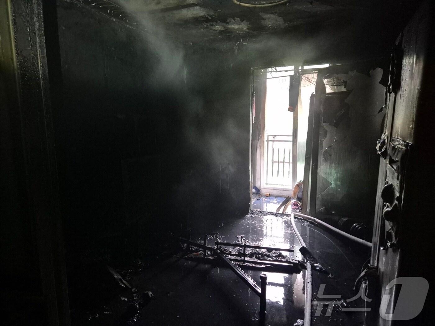 본문 이미지 - 9일 오전 7시 16분쯤 광주 북구 두암동의 한 아파트 12층에서 불이 나 소방당국이 진화하고 있다.&#40;광주 북부소방 제공. 재판매 및 DB 금지&#41; 2025.5.9/뉴스1 