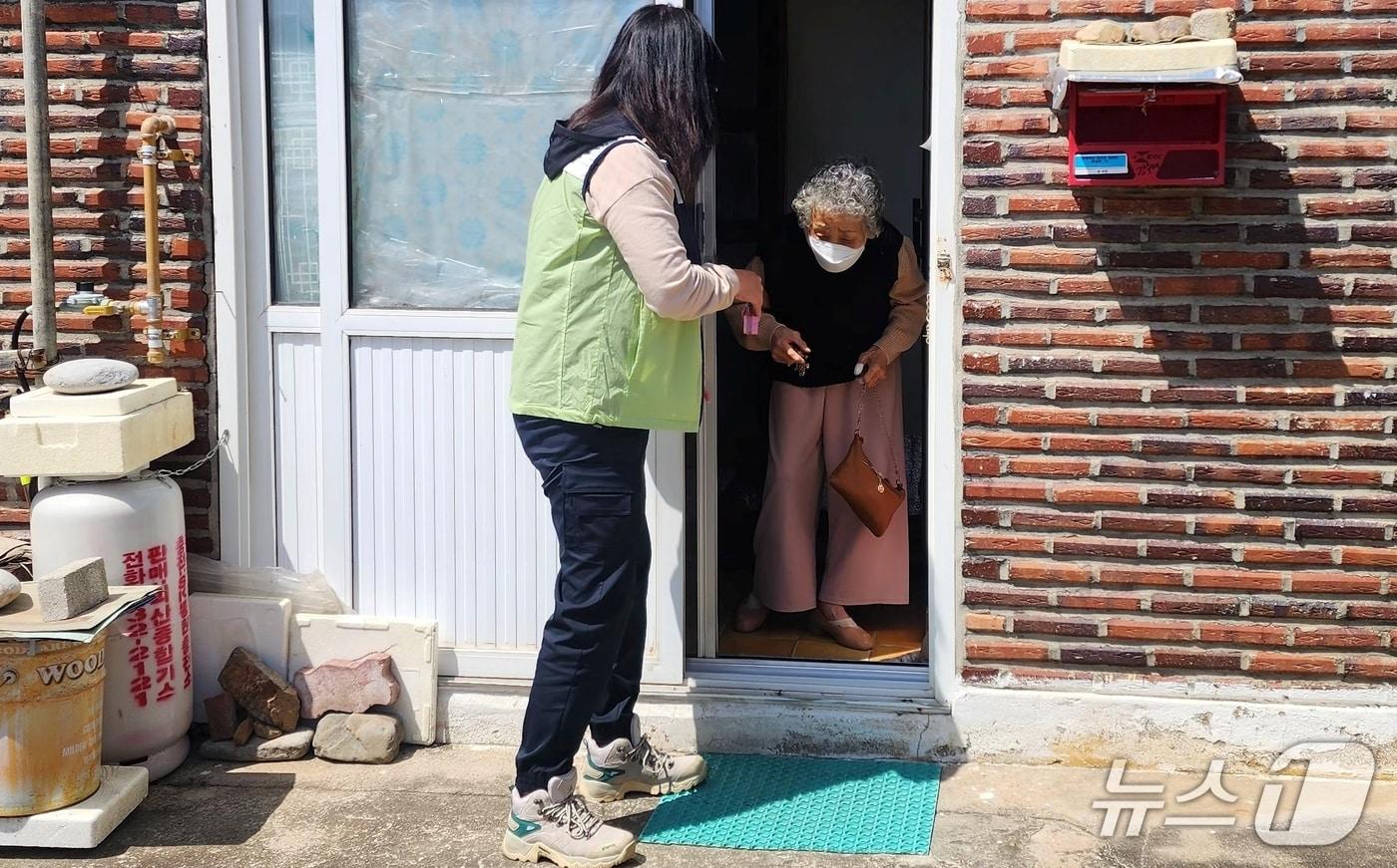 충북 괴산군 칠성면 지역사회보장협의체가 거동이 불편한 취약계층을 위한 병원 동행 사업을 추진한다.(괴산군 제공)/뉴스1