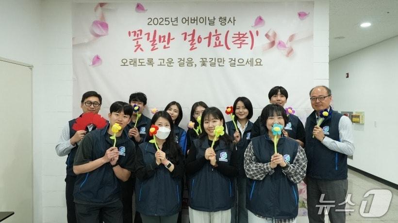 본문 이미지 - 한국중소벤처기업유통원(한유원)이 8일 어버이날을 맞아 지역 어르신들을 위한 효도 봉사활동을 진행했다. (한유원 제공)