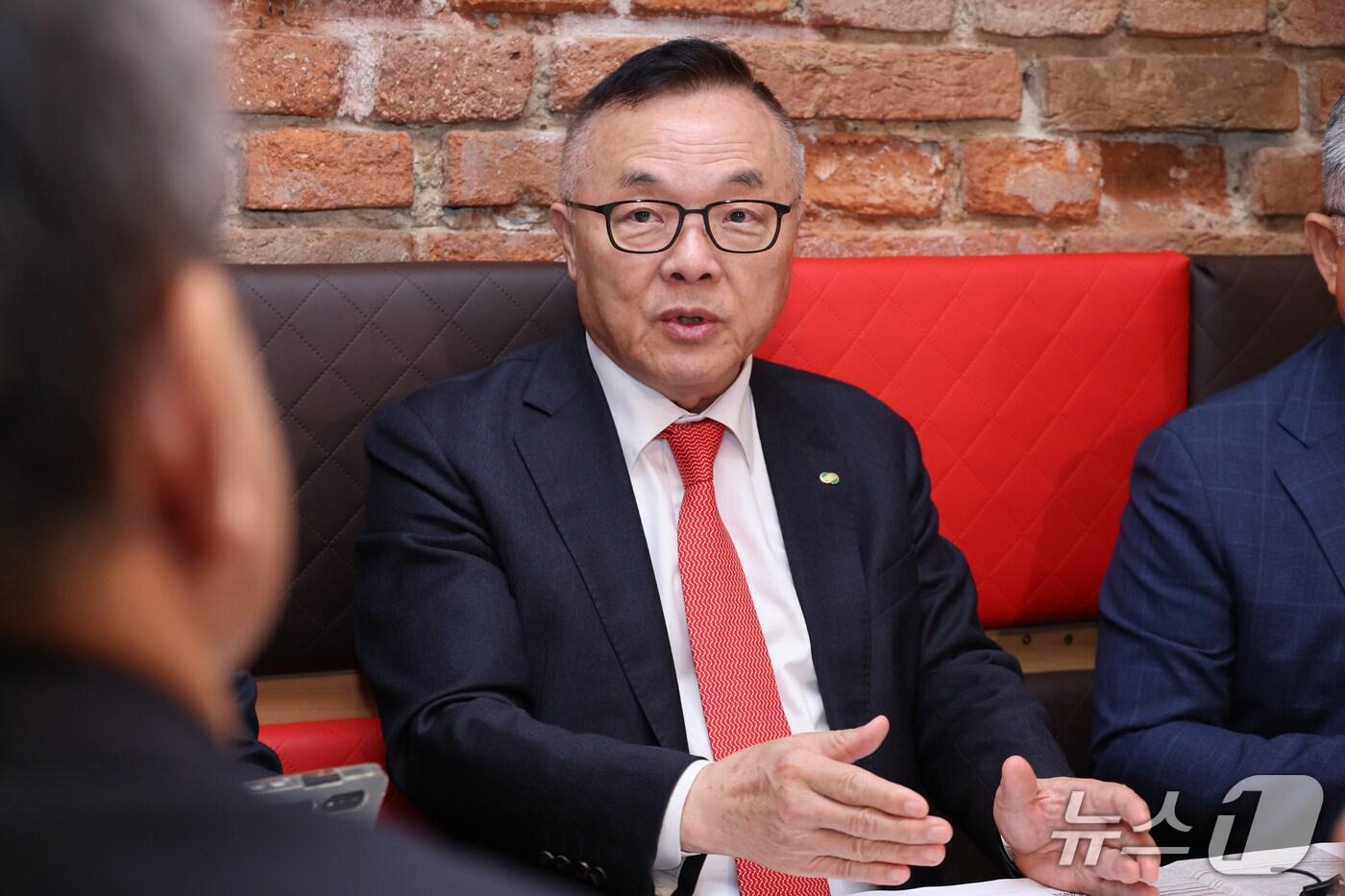 체코에서 기자간담회를 갖고 있는 황주호 한수원 사장. (사진제공=공동취재단)