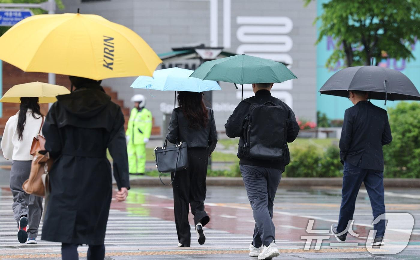 본문 이미지 - 전국 대부분 지역에 비가 내린 9일 오전 서울 광화문네거리에서 우산을 쓴 시민들이 출근하고 있다. 2025.5.9 ⓒ 뉴스1 임세영 기자