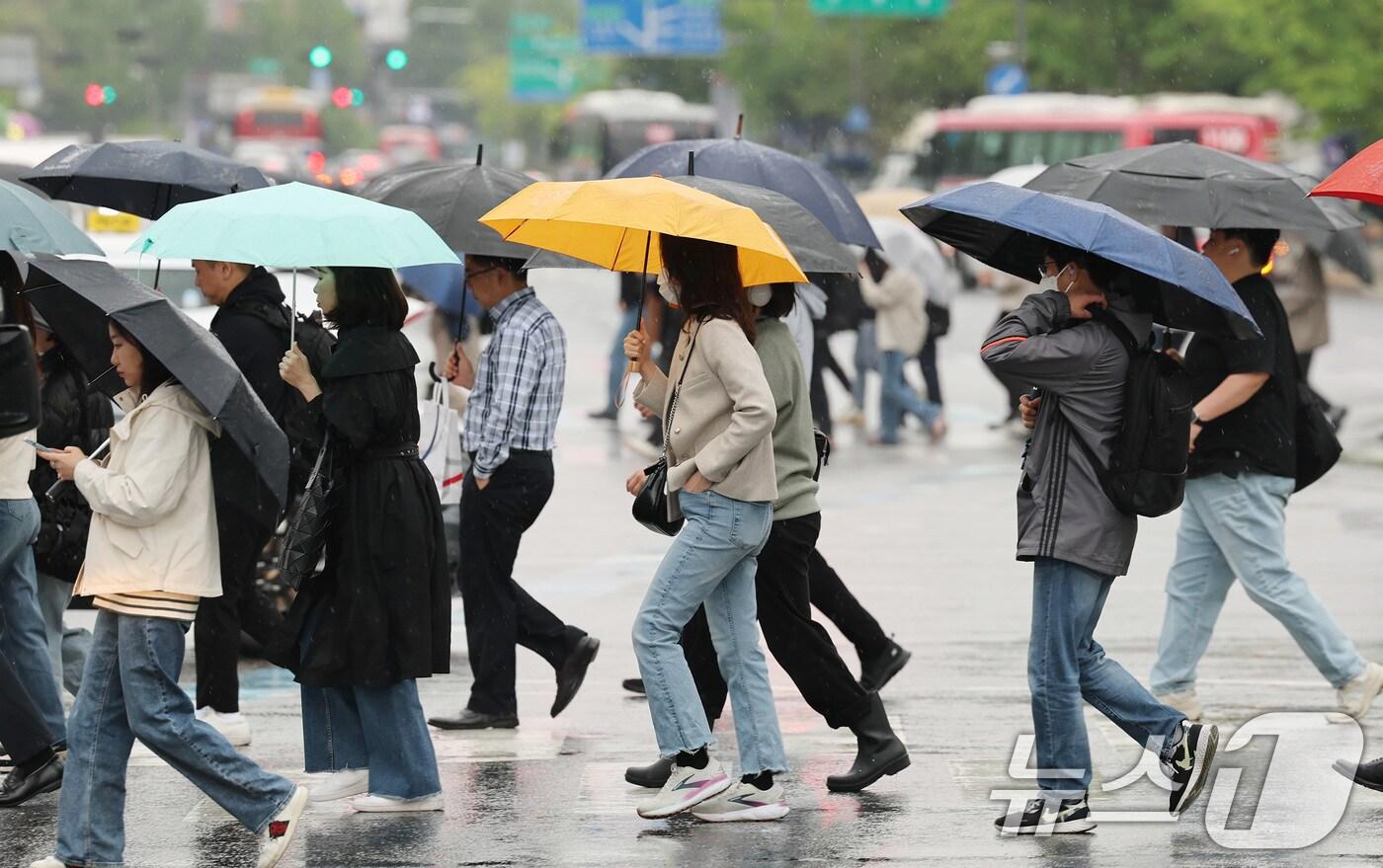 본문 이미지 - 전국 대부분 지역에 비가 내린 9일 오전 서울 광화문네거리에서 우산을 쓴 시민들이 출근하고 있다. 2025.5.9/뉴스1 ⓒ News1 임세영 기자