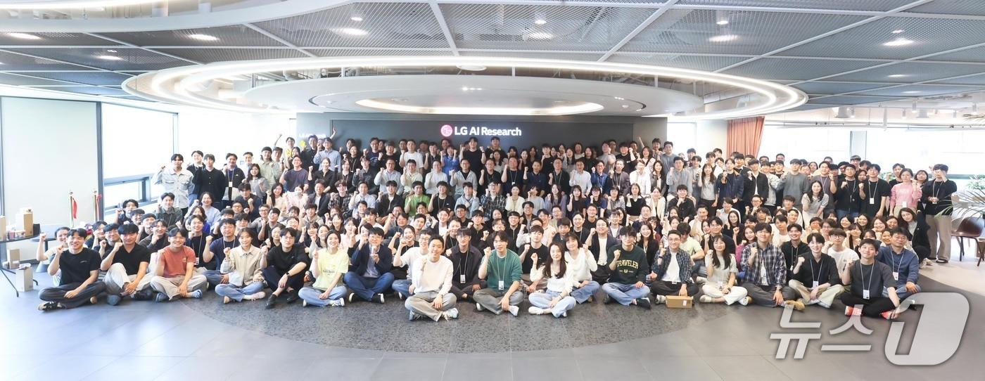 LG AI연구원 임직원들이 단체 기념 촬영을 하고 있다.&#40;LG 제공&#41;