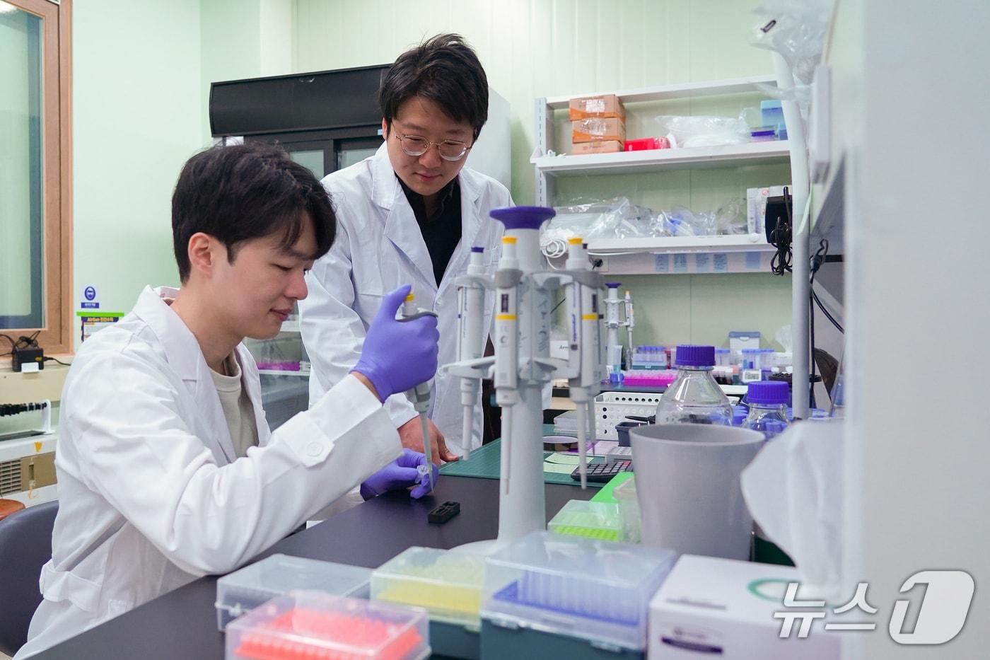 이보빈 박사, 김기현 선임연구원(왼쪽부터)(지스트 제공, 재판매 및 DB 금지) 