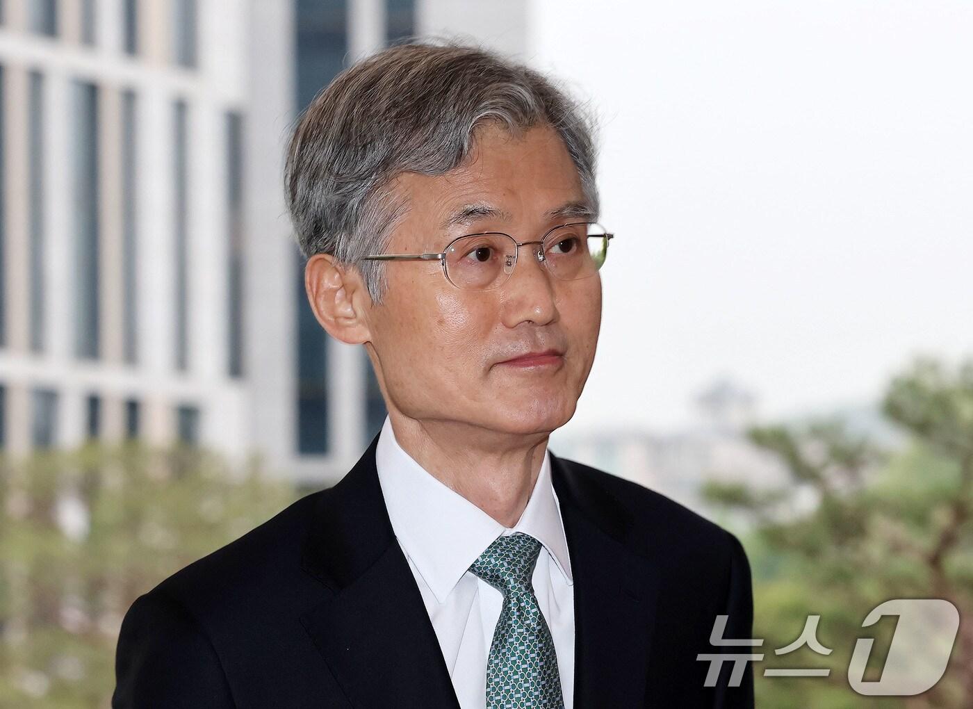 본문 이미지 - 조희대 대법원장이 9일 오전 서울 서초구 대법원으로 출근을 하고 있다. 2025.5.9/뉴스1 ⓒ News1 박세연 기자