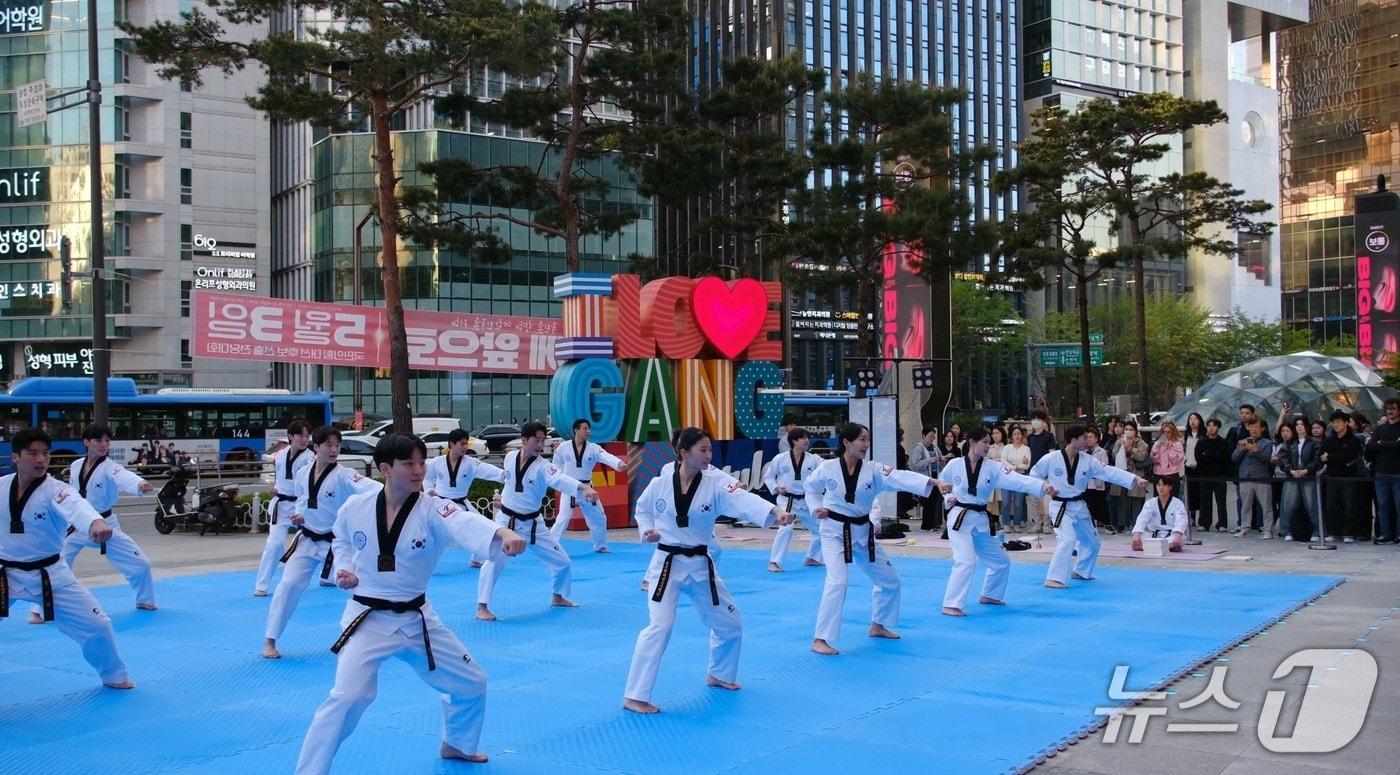 본문 이미지 - 강남역에서 열린 태권도 공연.(강남구청 제공)