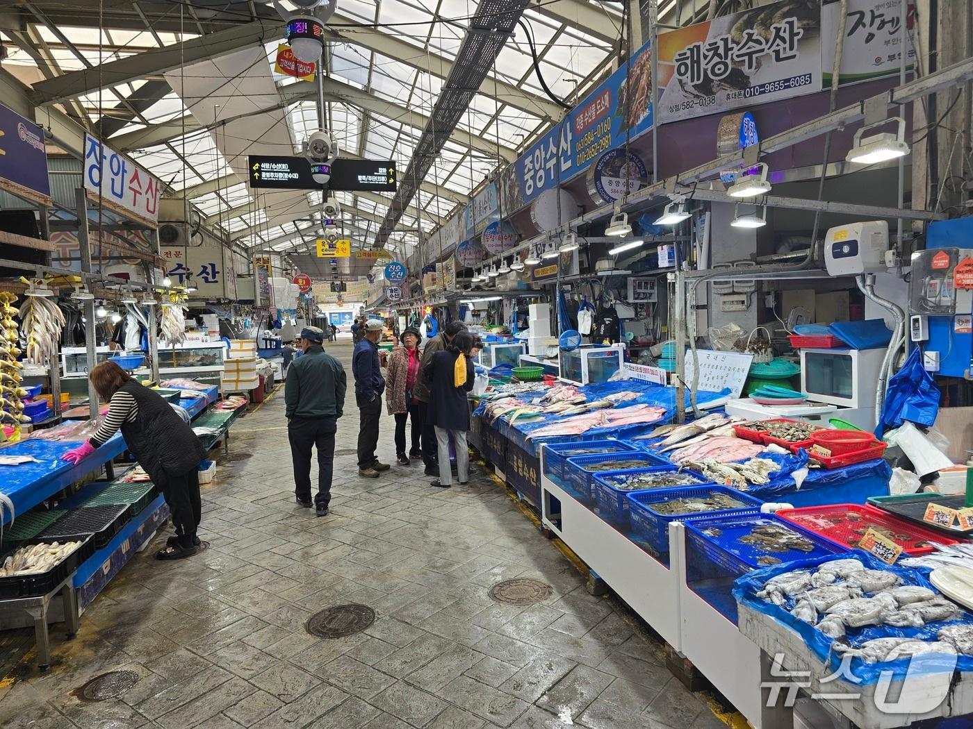 본문 이미지 -  부안군은 국내산 수산물 소비 촉진을 위해 5월 9일부터 13일까지 부안상설시장에서 온누리상품권 환급행사를 진행한다.(부안군 제공, 재판매 및 DB금지)