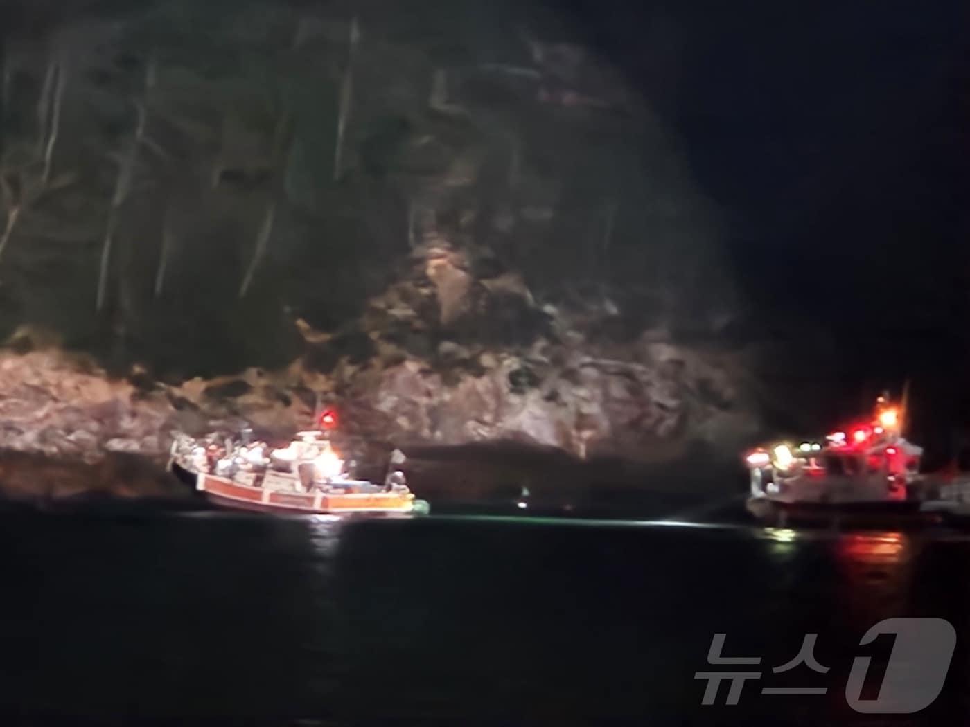 본문 이미지 - 8일 오후 11시 2분쯤 전남 여수시 화정면 해상에서 낚시어선이 좌초돼 해경이 구조 작업을 벌이고 있다.&#40;여수해경 제공. 재판매 및 DB 금지&#41;