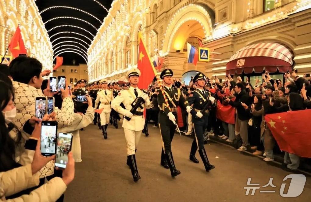 본문 이미지 - 중국군 의장대가 러시아 모스크바에서 전승절 열병식 리허설에 참석하고 있다. (인민망 갈무리)