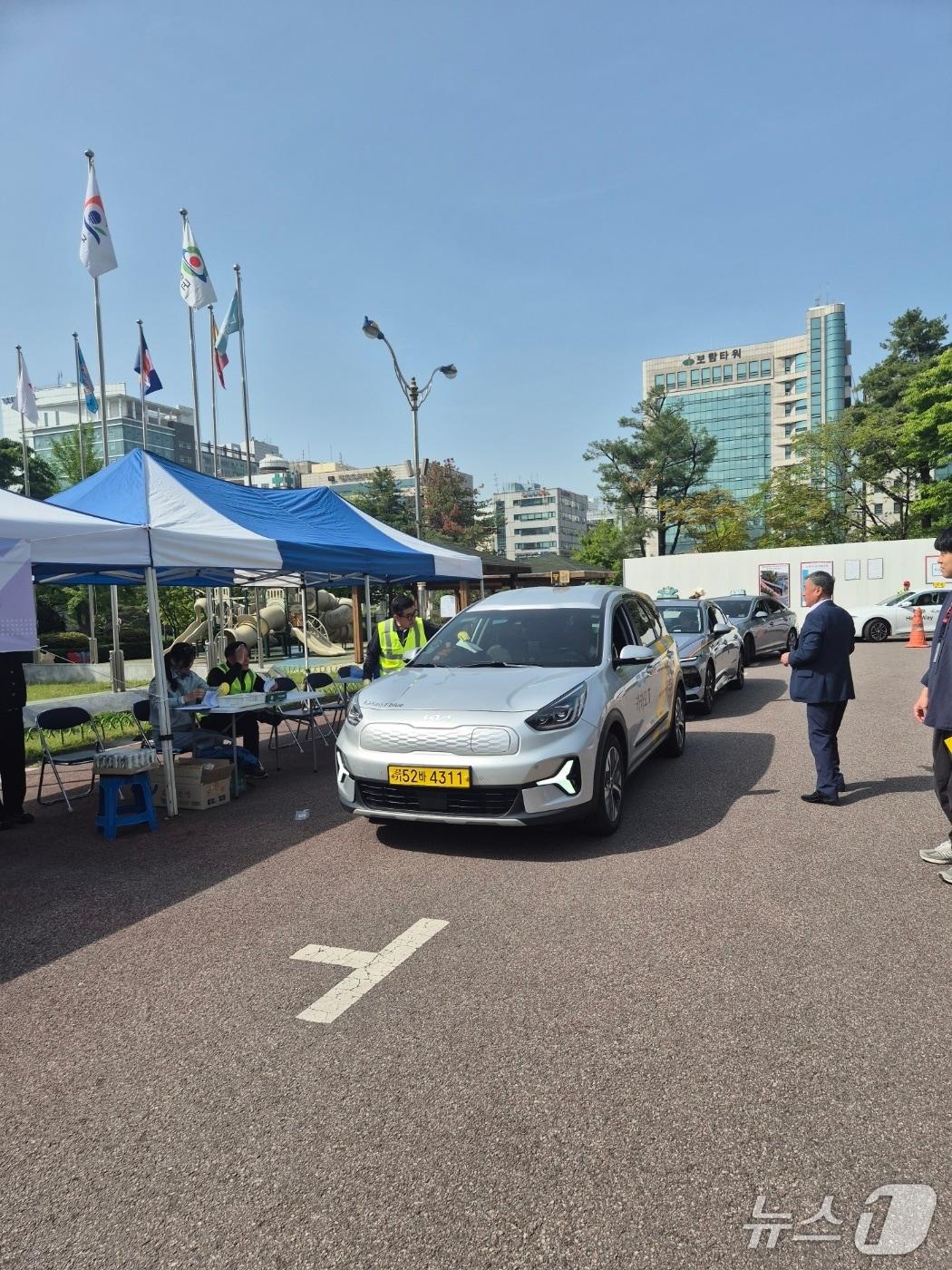 본문 이미지 - 경기 군포시 '택시 청결상태 일제 점검' 현장. (군포시 제공. 재판매 및 DB 금지) 2025.5.9/뉴스1 