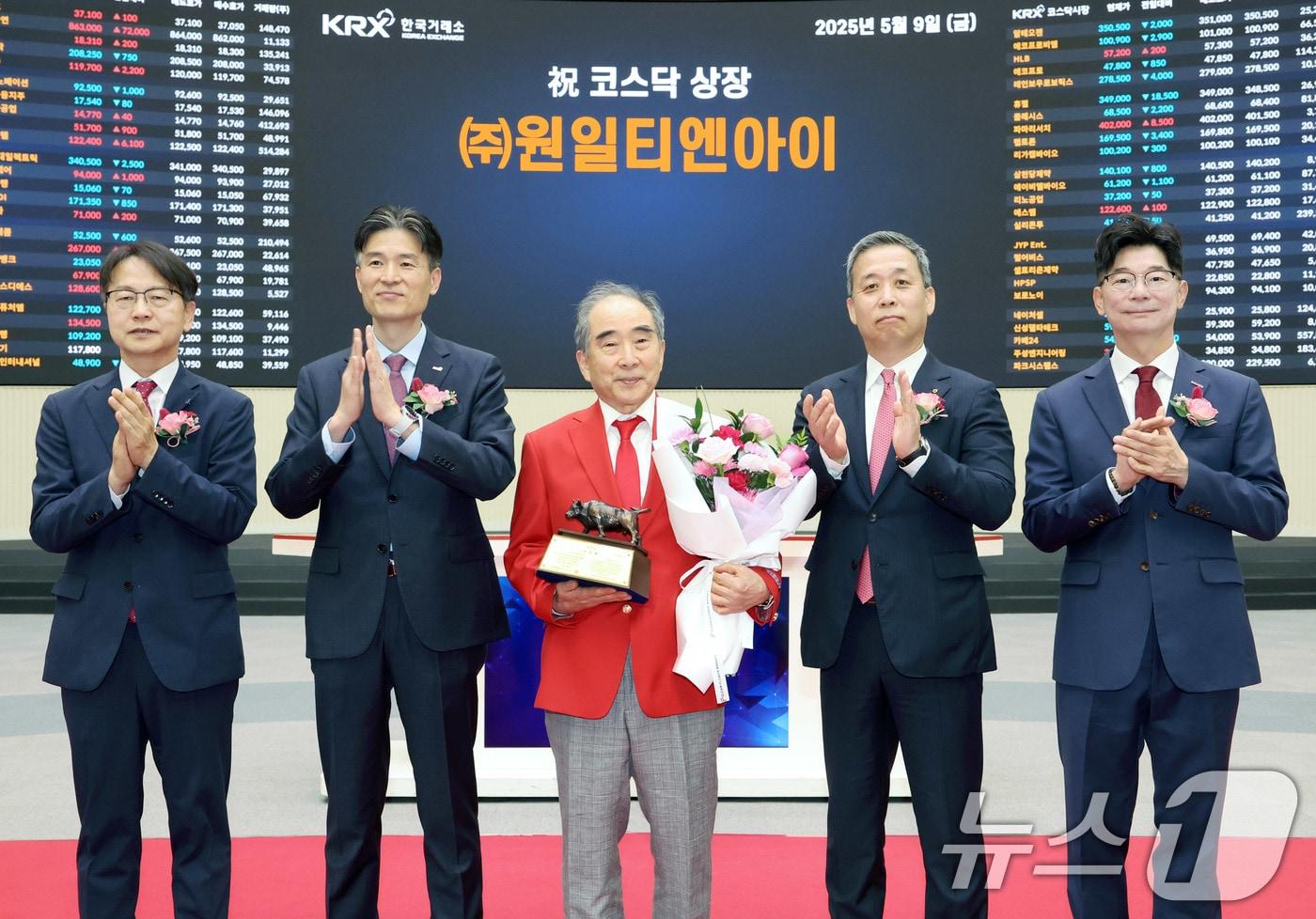 9일 서울 영등포구 한국거랫에서 열린 원일티엔아이의 코스닥시장 상장기념식에서 김대영 한국IR협의회 부회장, 민경욱 한국거래소 코스닥시장본부장, 이정빈 원일티엔아이 대표이사, 윤병운 NH투자증권 대표이사, 김준만 코스닥협회 전무가 기념촬영을 하고 있다. (한국거래소 제공. 재판매 및 DB 금지) 2025.5.9/뉴스1 ⓒ News1 이연주 기자