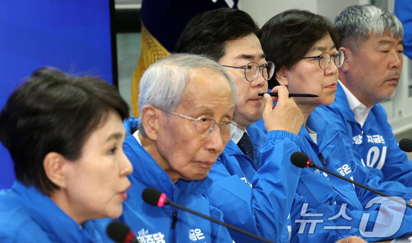 박찬대 더불어민주당 제21대 대통령 선거 총괄선거대책위원장이 9일 오전 서울 영등포구 여의도 당사에서 열린 중앙선거대책회의에서 강금실 위원장의 발언을 듣고 있다. ⓒ News1 김명섭 기자