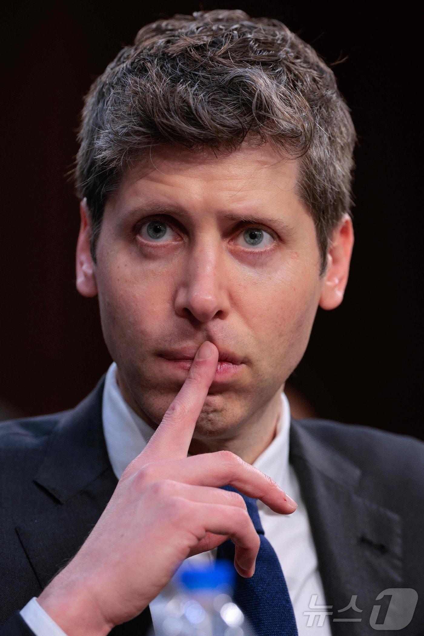 본문 이미지 - 샘 올트먼 오픈AI CEO가 8일&#40;현지시간&#41; 워싱턴 의사당의 상원 상업, 과학, 교통 위원회 청문회에 출석해 &#34;미국의 투자를 통해 향후 몇 년간 AI로 인한 사회적 발전이 가속화할 것이므로 인프라 투자는 매우 중요하다＂고 증언하고 있다. 2025.05.09 ⓒ AFP=뉴스1 ⓒ News1 우동명 기자