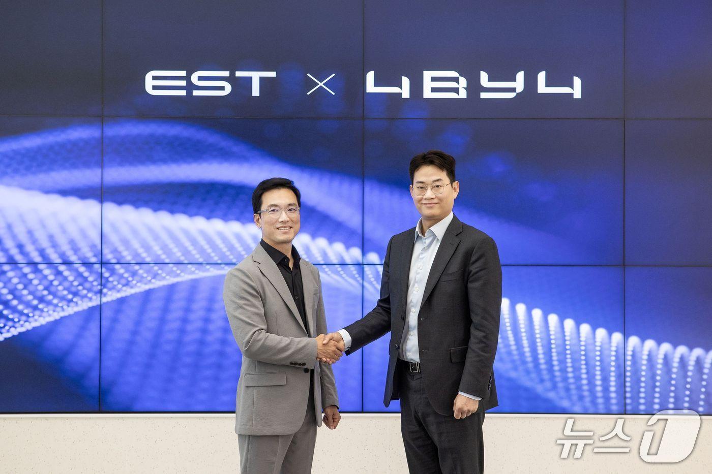 정상원 이스트소프트 대표(왼쪽)와 윤준호 포바이포 대표가 양해각서 체결 후 기념 촬영을 하고 있다.(포바이포 제공)