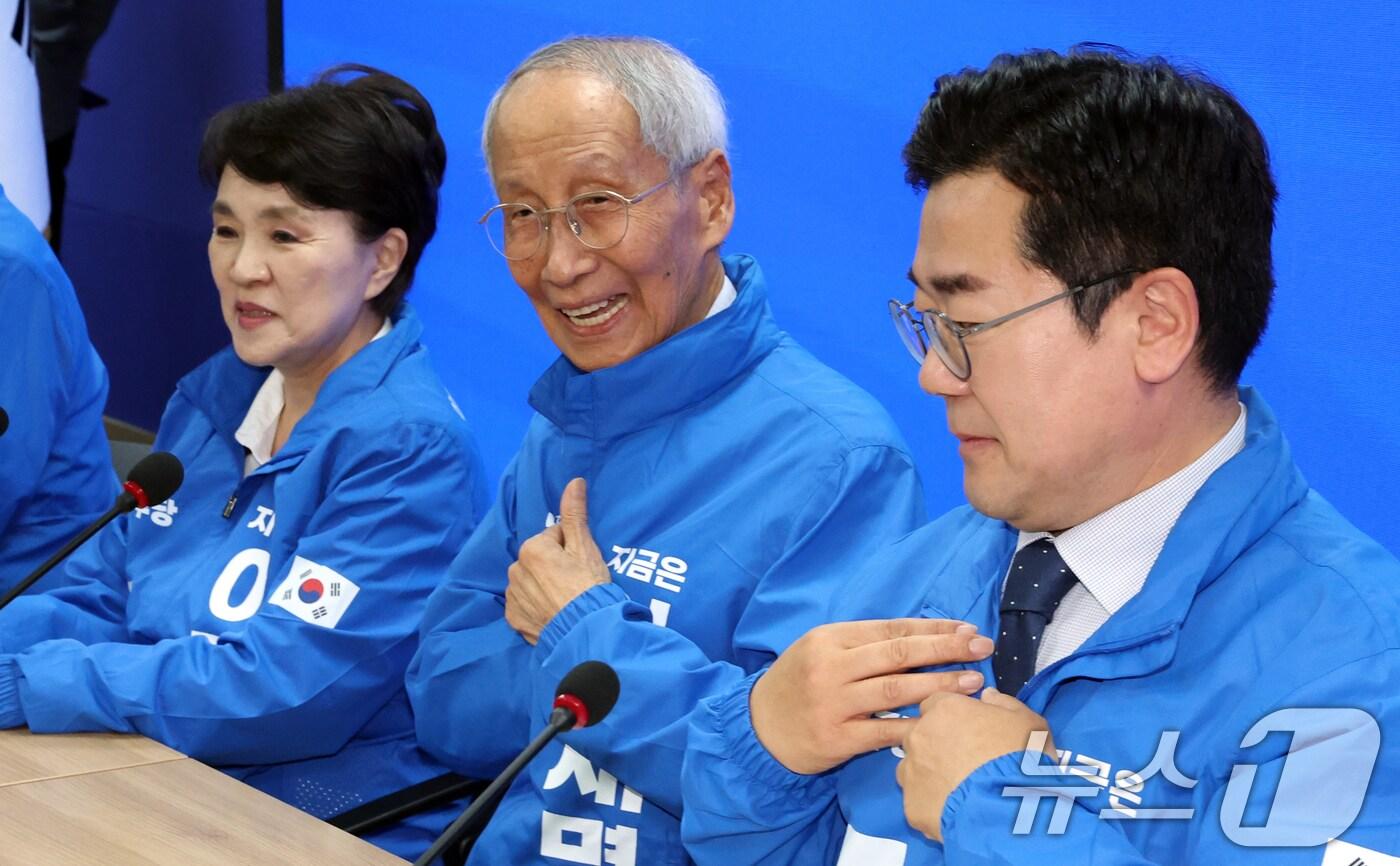 윤여준·강금실·박찬대 더불어민주당 제21대 대통령 선거 총괄선거대책위원장이 9일 오전 서울 영등포구 여의도 당사에서 열린 중앙선거대책회의에서 대화를 하고 있다. 2025.5.9/뉴스1 ⓒ News1 김명섭 기자