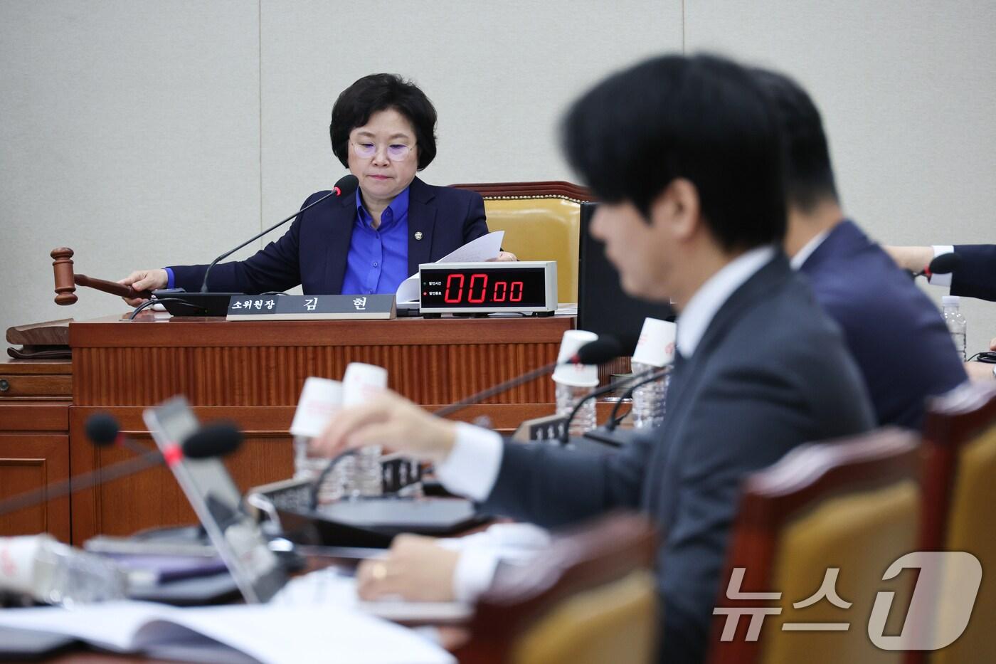 김현 과학기술정보방송통신위원회 정보통신방송법안심사소위원장이 9일 서울 여의도 국회에서 열린 방송 4법 법률안에 대한 공청회에서 개의를 알리고 있다. 2025.5.9/뉴스1 ⓒ News1 안은나 기자