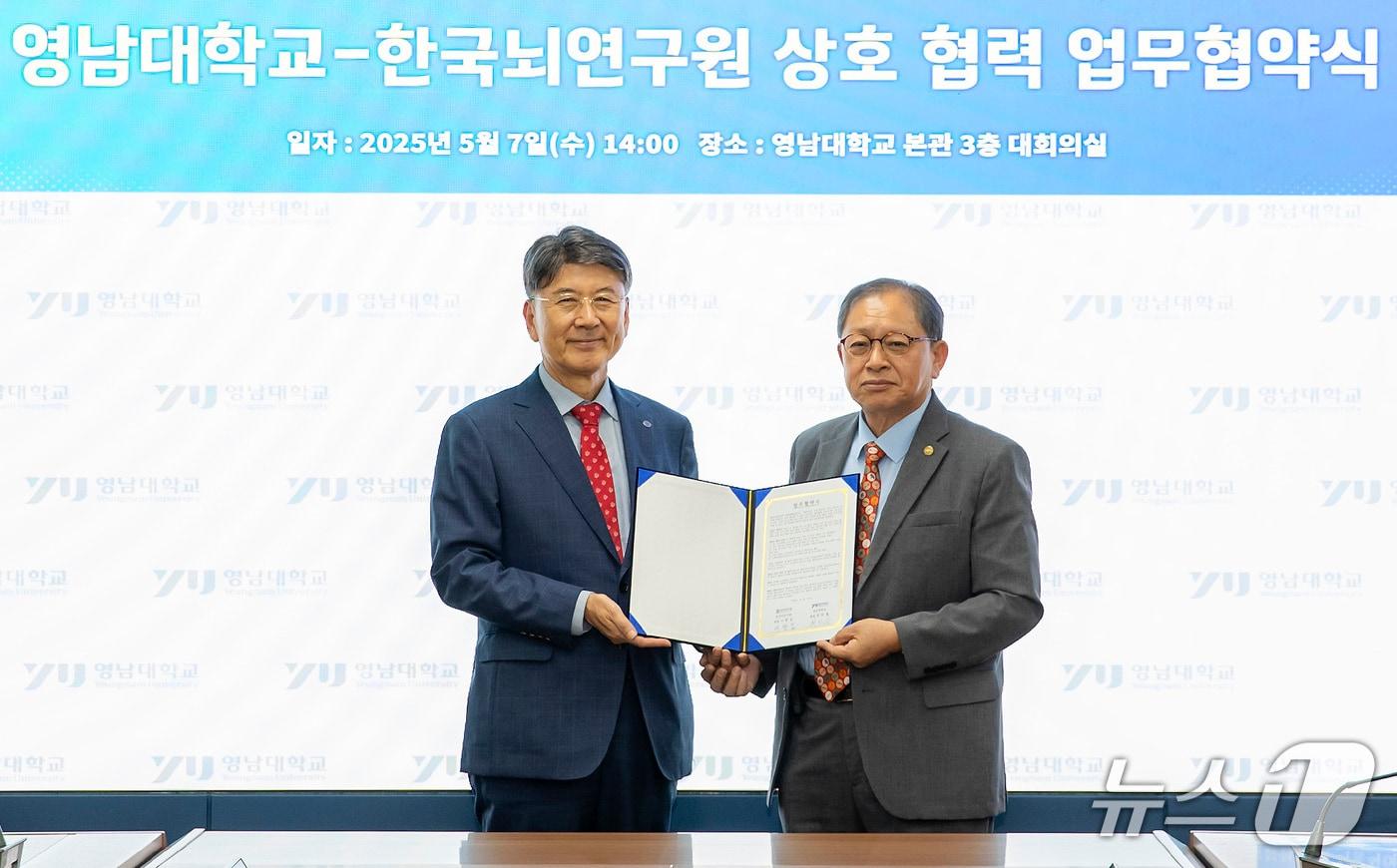 본문 이미지 - 최외출 영남대 총장(왼쪽)과 서판길 한국뇌연구원장이 업무협약을 체결한 뒤 기념촬영하고 있다. (영남대 제공·재판매 및 DB금지)