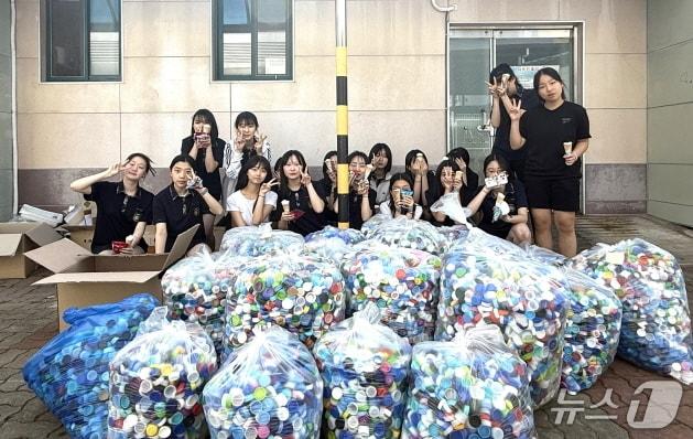 본문 이미지 - 환경보호 실천을 위해 병뚜껑을 모은 전북 전주동중학교 학생들.(전주동중학교 제공)/뉴스1