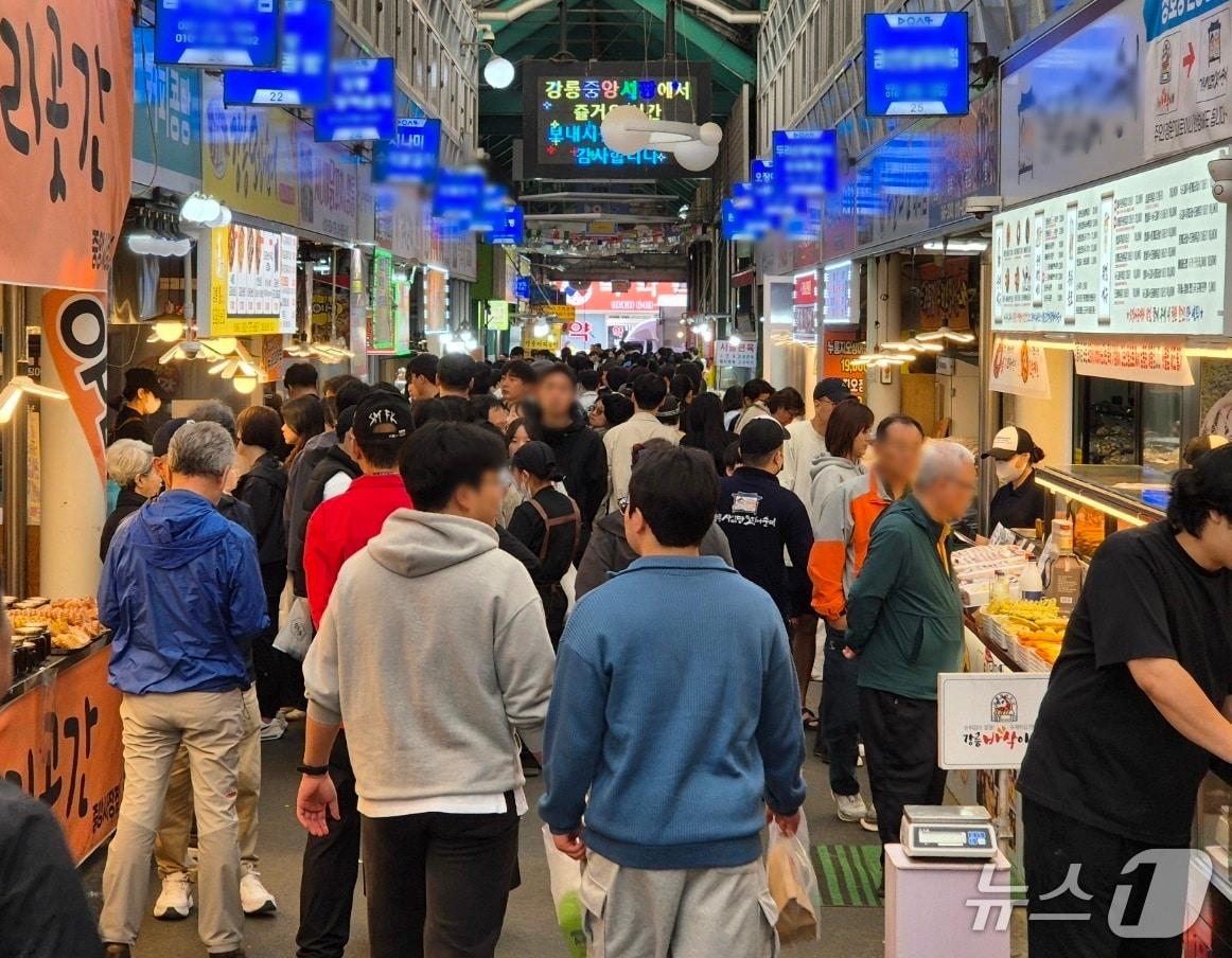 본문 이미지 - 5월 연휴 마지막날이었던 지난 6일 강원 강릉 중앙·성남시장에 나들이객으로 가득하다.2025.5.6/뉴스1 윤왕근 기자