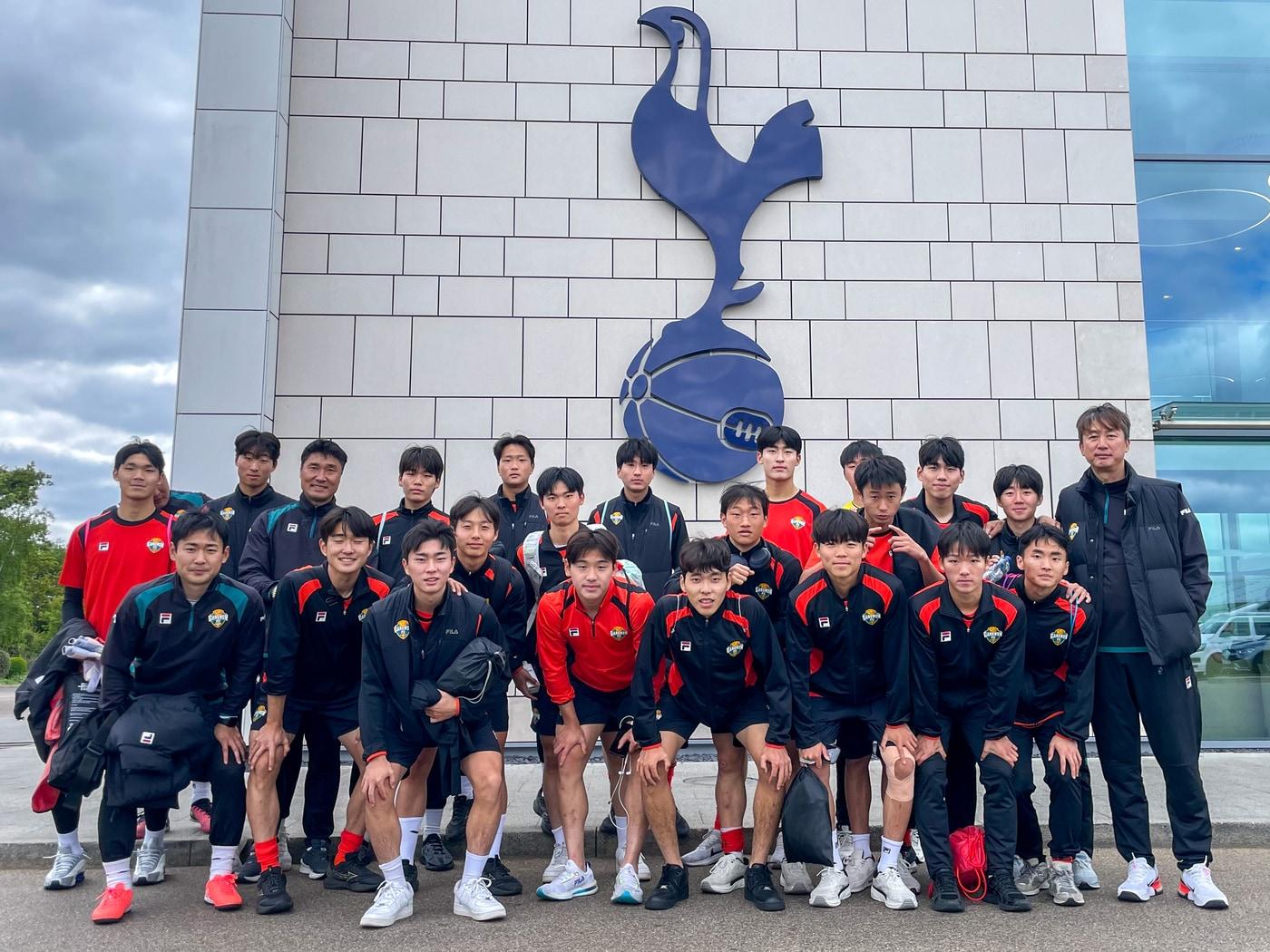 본문 이미지 - 토트넘에서 연수 중인 강원 유스 선수들(강원 제공) 