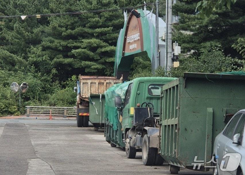 본문 이미지 - 대구 동구의 길가에 불법 폐기물들이 방치돼 있다.2025.5.9/뉴스1 신성훈 기자