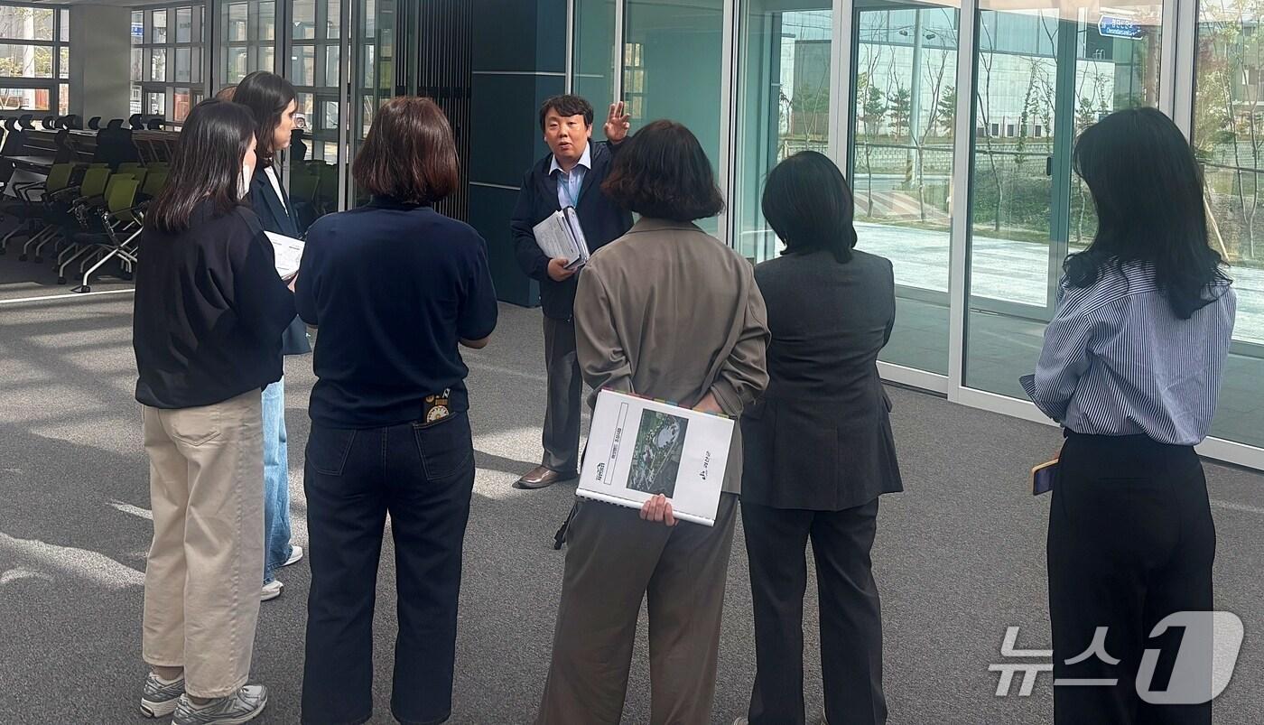 본문 이미지 - 충북 괴산군은 충북도 관계 부서와 함께 4단계(2022~2026) 지역균형발전사업 현장을 점검했다.(괴산군 제공)/뉴스1