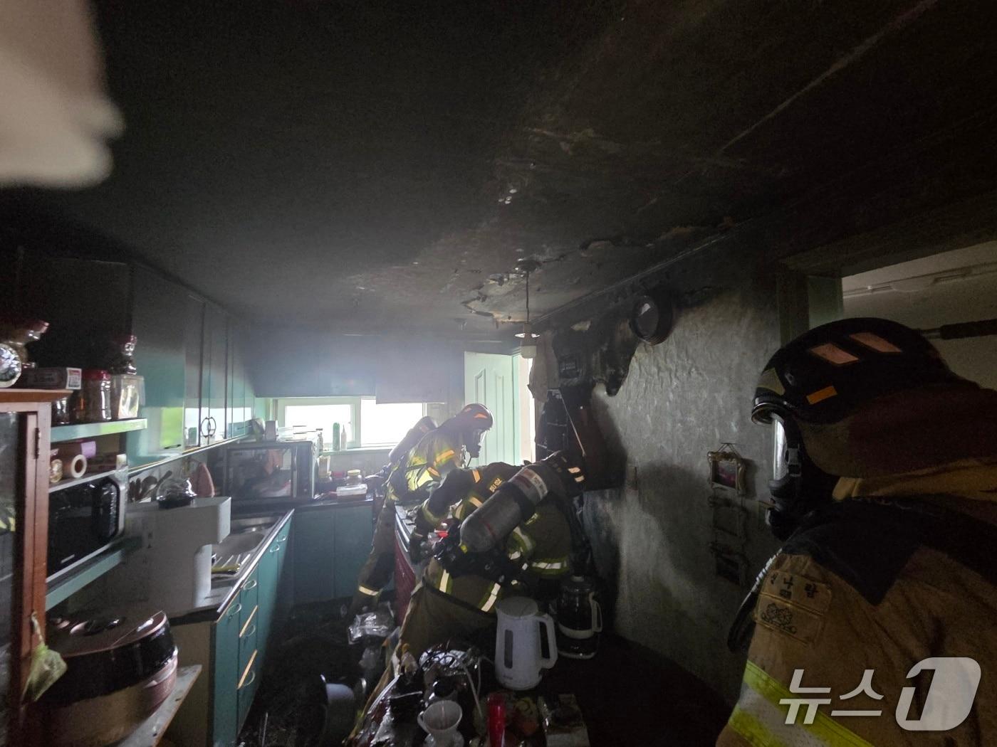 본문 이미지 - 경기 파주시 금촌동 아파트 화재 현장(파주소방서 제공. 재판매 및 DB 금지)/뉴스1