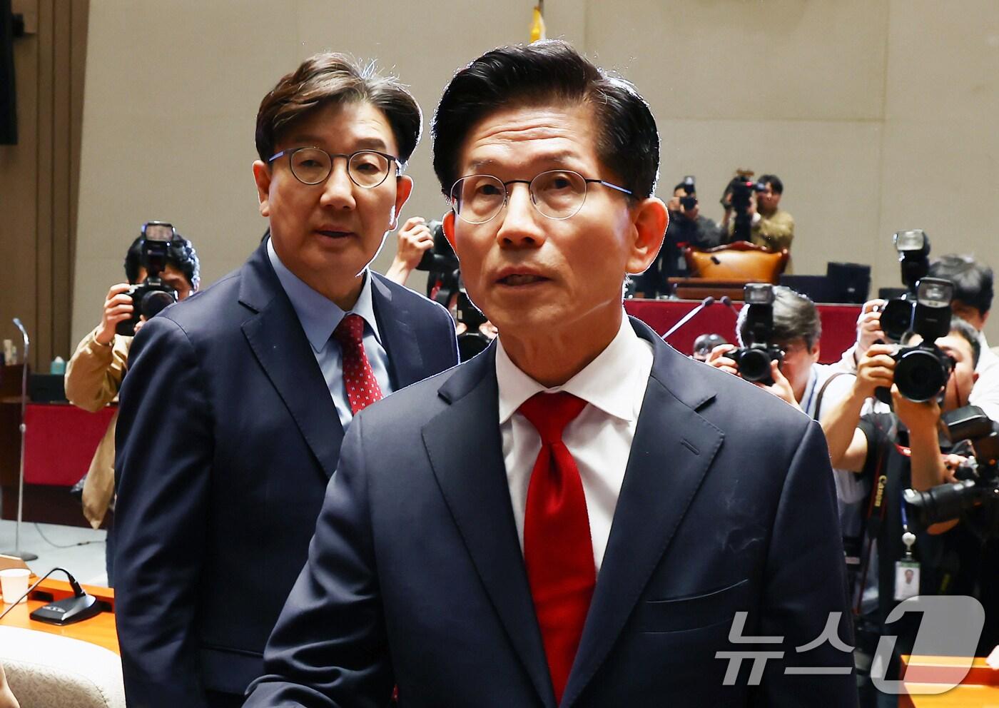 김문수 국민의힘 대통령 후보가 9일 오전 서울 여의도 국회에서 열린 의원총회에 참석한 뒤 나오고 있다. 왼쪽은 권성동 원내대표. 2025.5.9/뉴스1 ⓒ News1 김민지 기자
