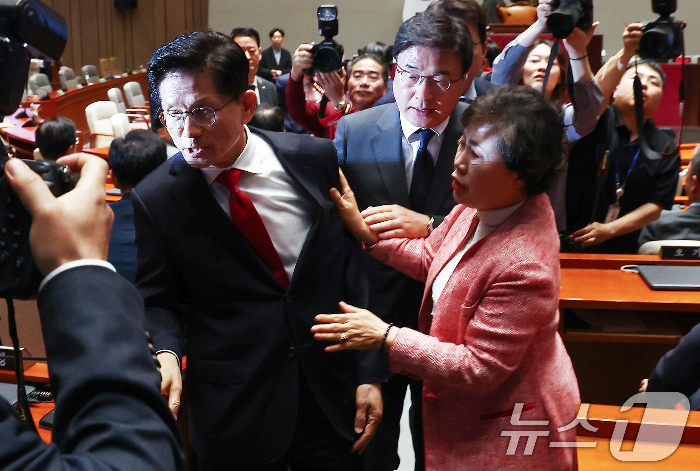 본문 이미지 - 김문수 국민의힘 대통령 후보가 9일 서울 여의도 국회에서 열린 의원총회에서 "무소속을 당 후보 만들려 불법부당 수단 동원, 중단하라＂며 입장을 밝힌 뒤 의총장을 떠나자 의원들이 이를 말리고 있다. 2025.5.9/뉴스1 ⓒ News1 김민지 기자