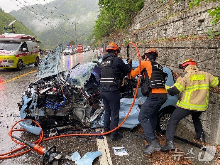 본문 이미지 - 강원 인제군 인제읍 고사리 교통사고 현장.(강원도소방본부 제공, 재판매 및 DB금지)