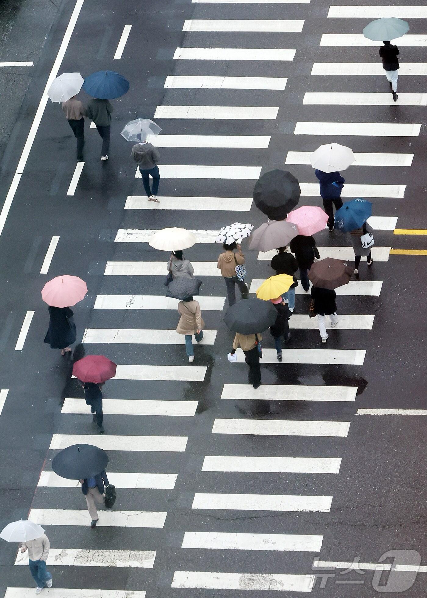 본문 이미지 -  우산을 쓴 시민들이 발걸음을 옮기고 있다. /뉴스1 ⓒ News1 김진환 기자