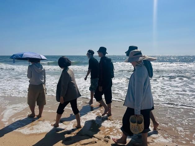본문 이미지 - 바다체험 힐링연수 해수욕장 맨발걷기.(충북교육청 제공. 재판매 및 DB금지)/뉴스1