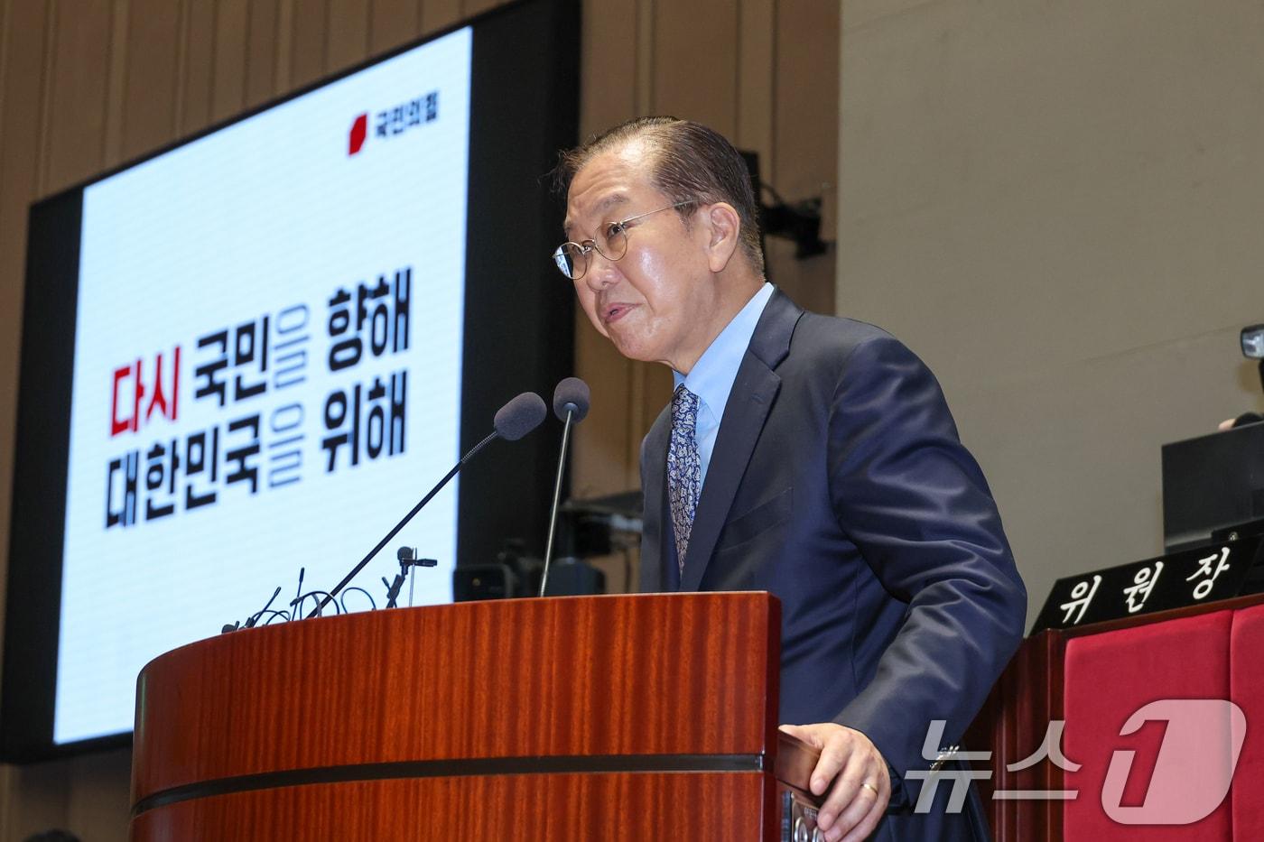 본문 이미지 - 김문수 국민의힘 대통령 후보가 9일 서울 여의도 국회에서 열린 의원총회에서 지도부를 향해 "무소속을 당 후보 만들려 불법부당 수단 동원, 중단하라＂며 입장을 밝히자 권영세 비대위원장이 ＂대단히 실망스럽다＂고 발언한 뒤 의총장을 떠나고 있다. 2025.5.9/뉴스1 ⓒ News1 안은나 기자