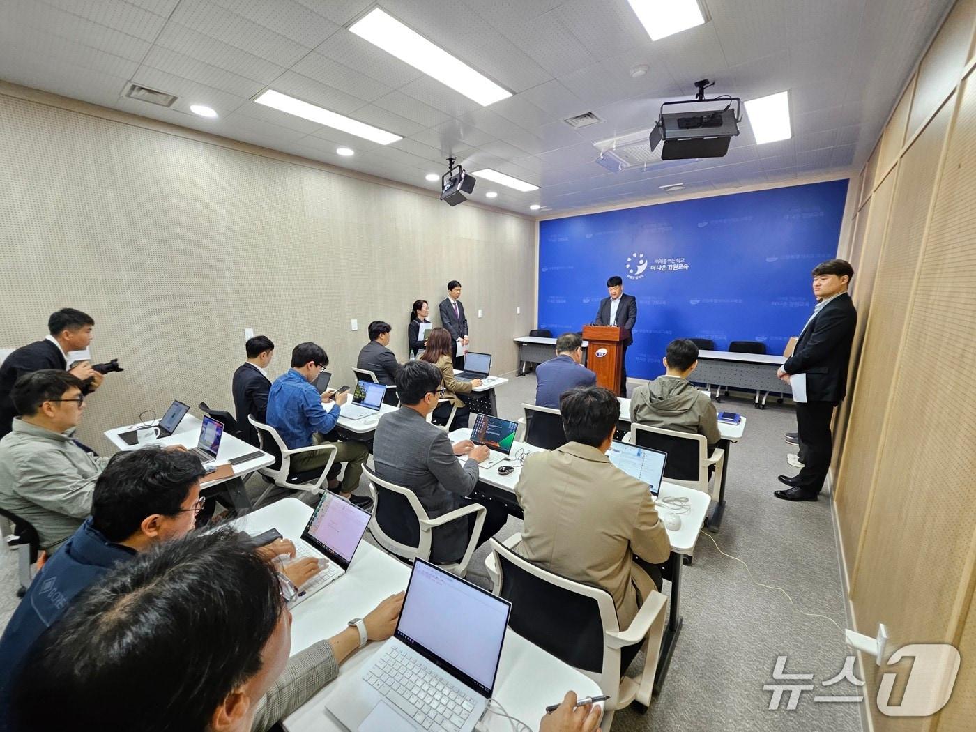 본문 이미지 - 임재욱 강원도교육청 감사관이 9일 본청 1층 브리핑룸에서 기자회견을 열고 강원학원 감사 결과를 발표하고 있다.2025.5.9 한귀섭 기자