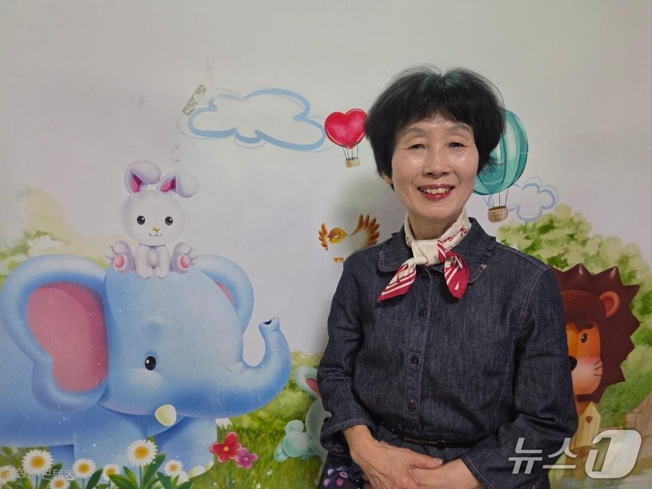 본문 이미지 - 동그라미 선생님을 활동하고 있는 김부임 할머니(재판매 및 DB금지) / 뉴스1