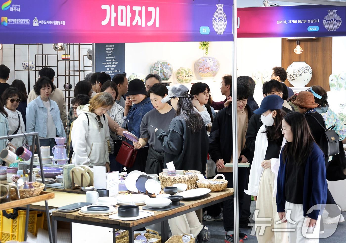 9일 경기도 여주시 신륵사 관광지 일원에서 열린 제37회 여주도자기축제 도자기 홍보 판매관을 찾은 많은 방문객들이 여주 도자기를 살펴보고 있다. &#40;여주시 제공. 재판매 및 DB 금지&#41; 2025.5.9/뉴스1 ⓒ News1 이연주 기자