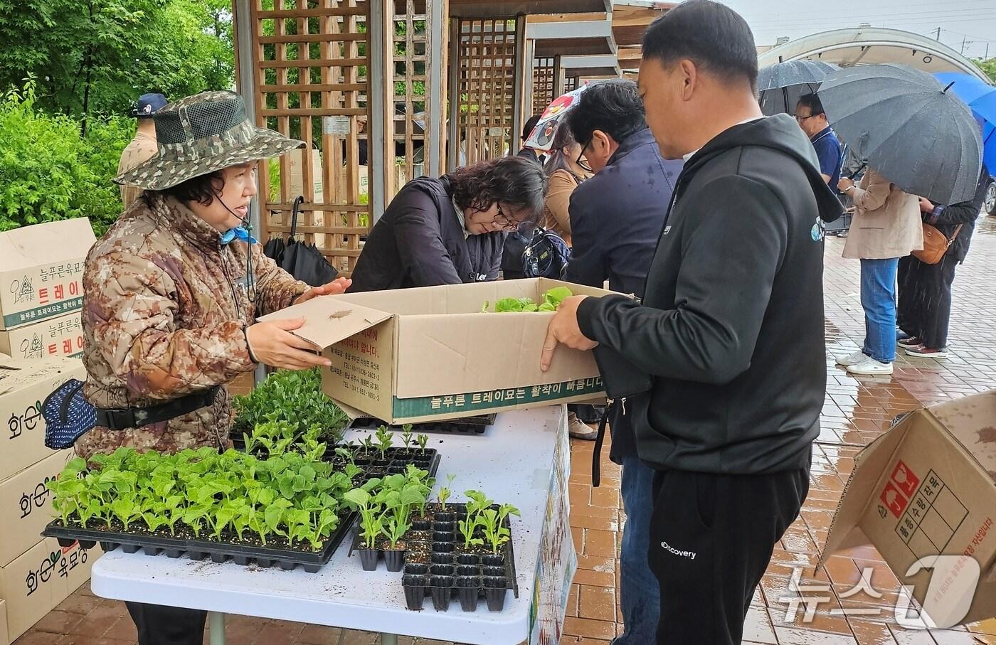 충북 진천군 여성농민회가 9일 덕산읍 구말 문화센터 광장에서 토종농산물 모종을 무료로 나눠주고 있다.(진천군 제공)/뉴스1.