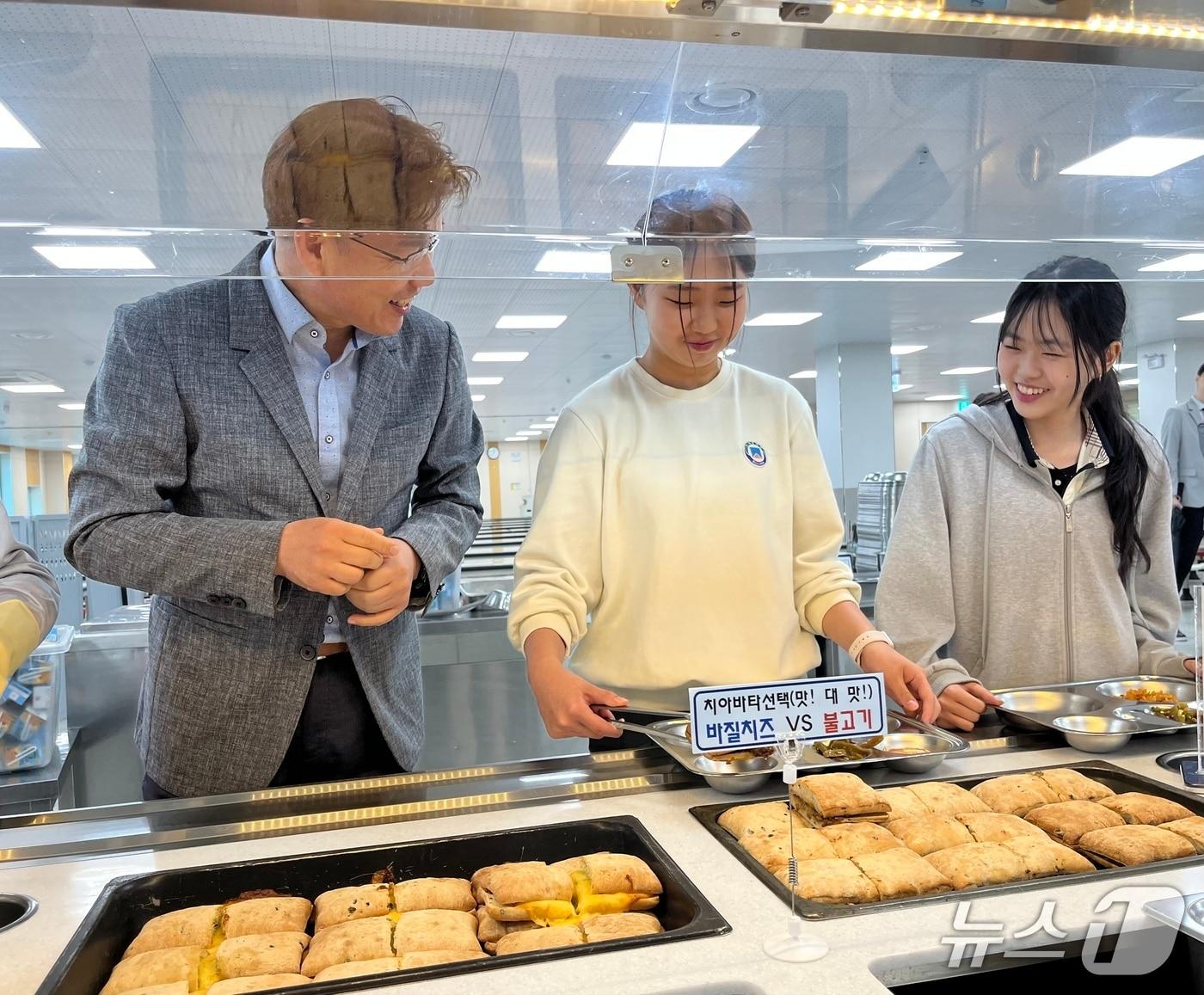본문 이미지 - 김윤기 평택교육청 교육장이 민세중학교 학생들과 자율선택급식에 대해 대화를 나누고 있다.&#40;평택교육청 제공&#41;