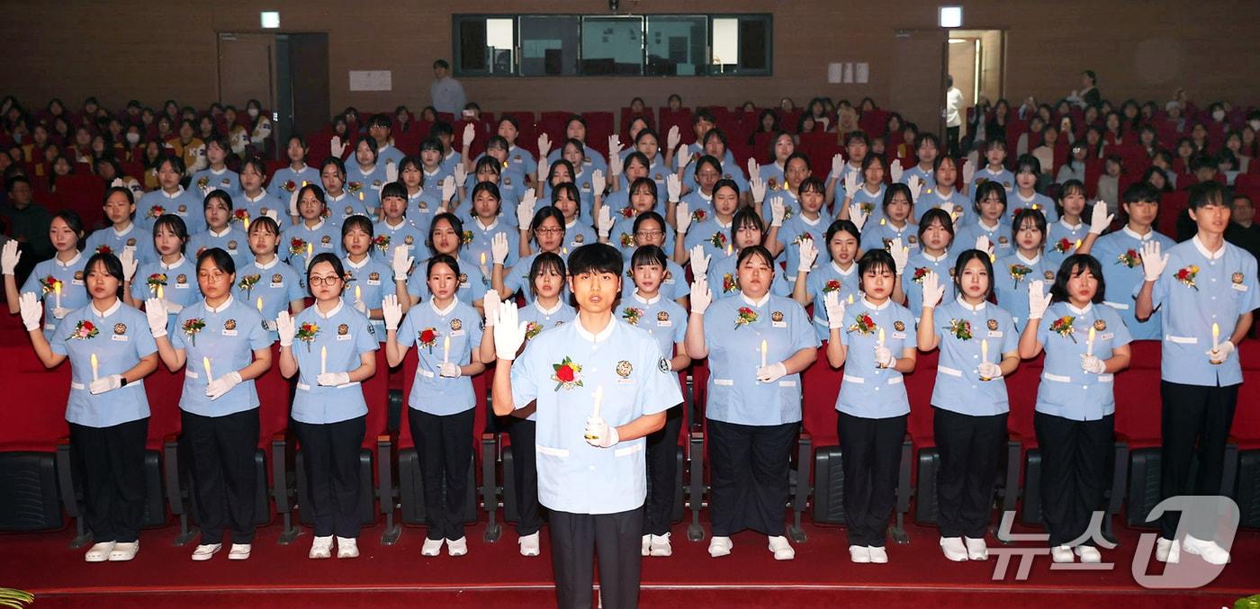 본문 이미지 - 국립공주대학교(총장 임경호) 간호보건대학 간호학과는 9일 국립공주대학교 백제교육문화관 컨벤션홀에서 제63회 나이팅게일 선서식 행사를 가졌다.(국립공주대학교 제공. 재판매 및 DB 금지) 2025.5.9/뉴스1