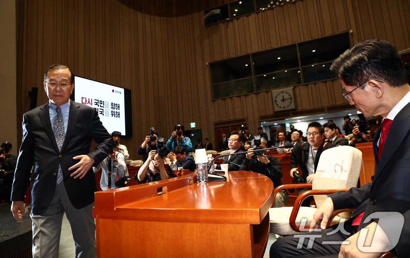 본문 이미지 - 김문수 국민의힘 대통령 후보가 9일 서울 여의도 국회에서 열린 의원총회에서 지도부를 향해 "무소속을 당 후보 만들려 불법부당 수단 동원, 중단하라＂며 입장을 밝히자 권영세 비대위원장이 ＂대단히 실망스럽다＂고 발언한 뒤 의총장을 떠나고 있다. 2025.5.9/뉴스1 ⓒ News1 김민지 기자