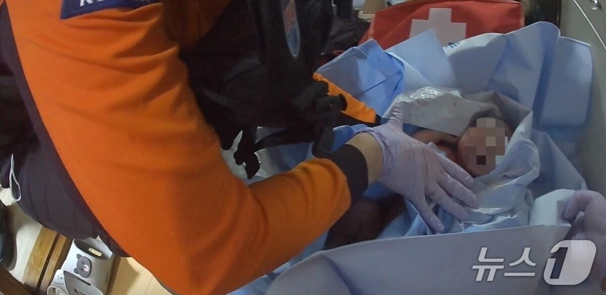 본문 이미지 - 지난 8일 오후 대구 달서구 신당동의 한 주택에서 119 구급대원의 도움으로 20대 외국인 산모가 무사히 분만했다.(대구 강서소방서 제공, 재판매 및 DB 금지)