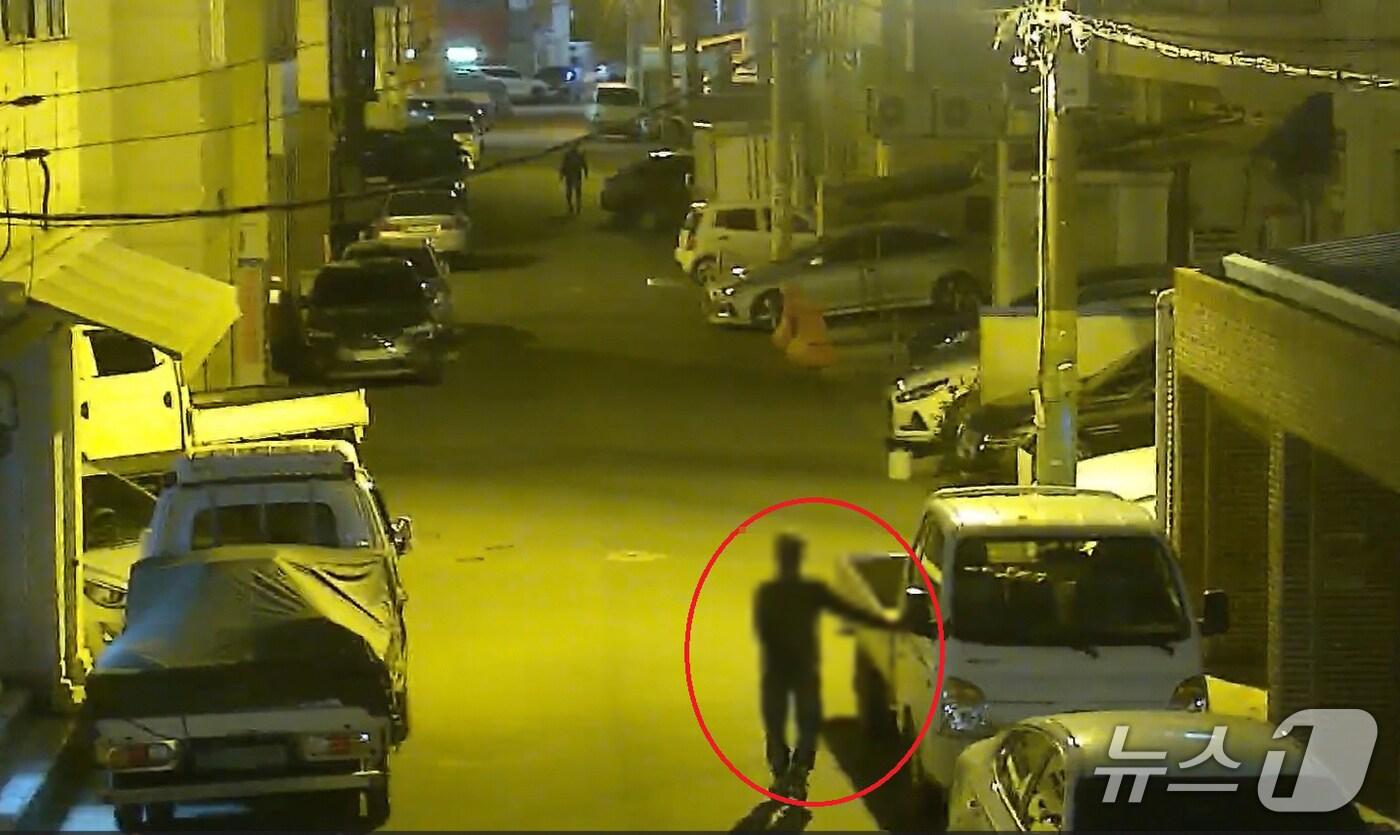 9일 새벽 0시 25분께 울산 중구 CCTV통합관제센터 모니터링에 포착된 차량털이 현장. (울산 중구 제공. 재판매 및 DB 금지) /뉴스1