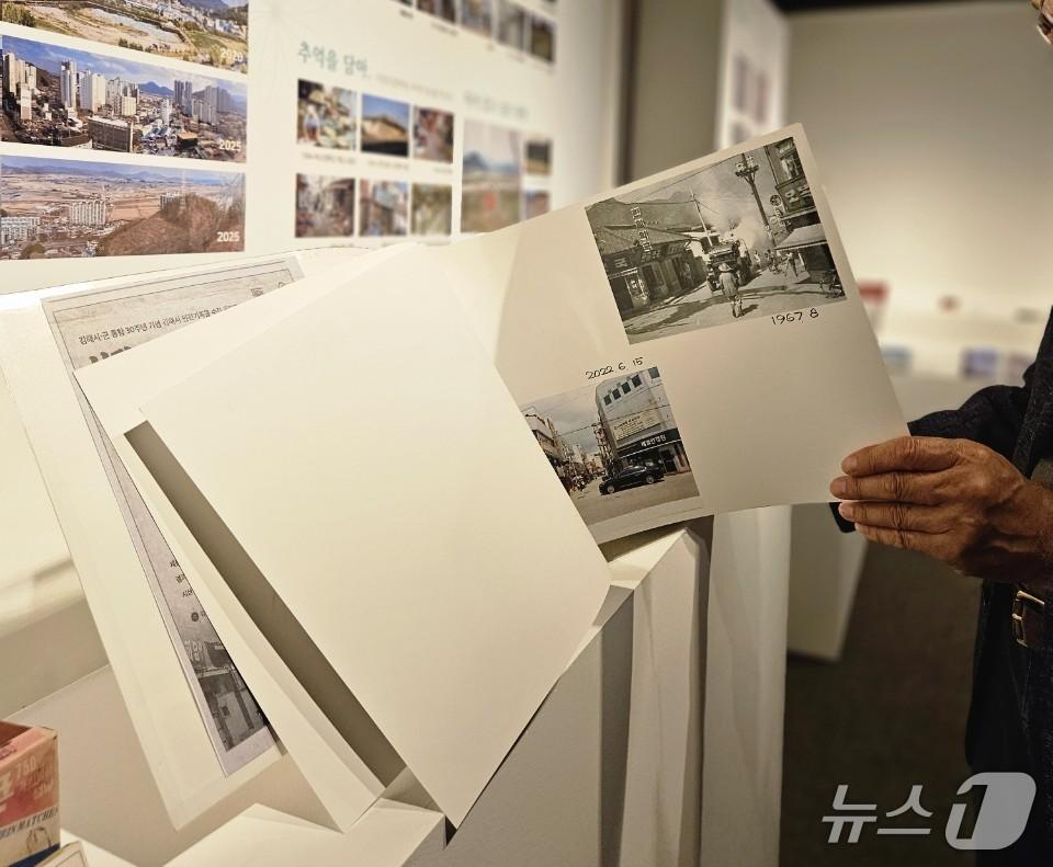 본문 이미지 - 김해문화의전당 윤슬미술관 제2전시실에서 지난 7일부터 16일까지 열리는 '시민기록, 김해 그땐 그랬지' 전시 모습.(김해시 제공. 재판매 및 DB금지)