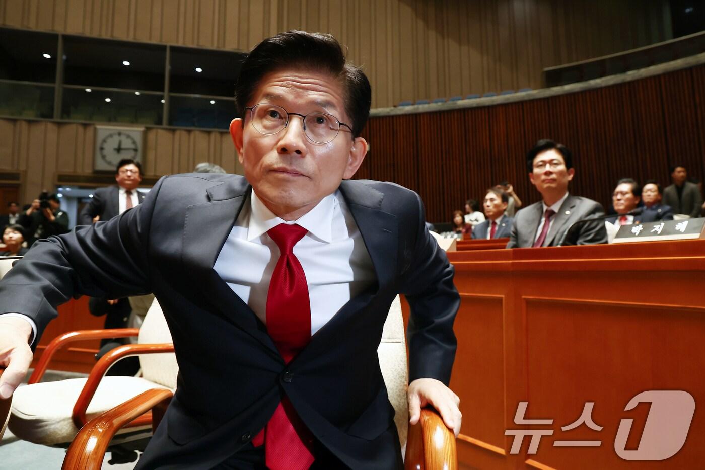 본문 이미지 - 김문수 국민의힘 대통령 후보가 9일 서울 여의도 국회에서 열린 의원총회에서 회의장을 나가기 위해 일어서고 있다. 2025.5.9/뉴스1 ⓒ News1 김민지 기자