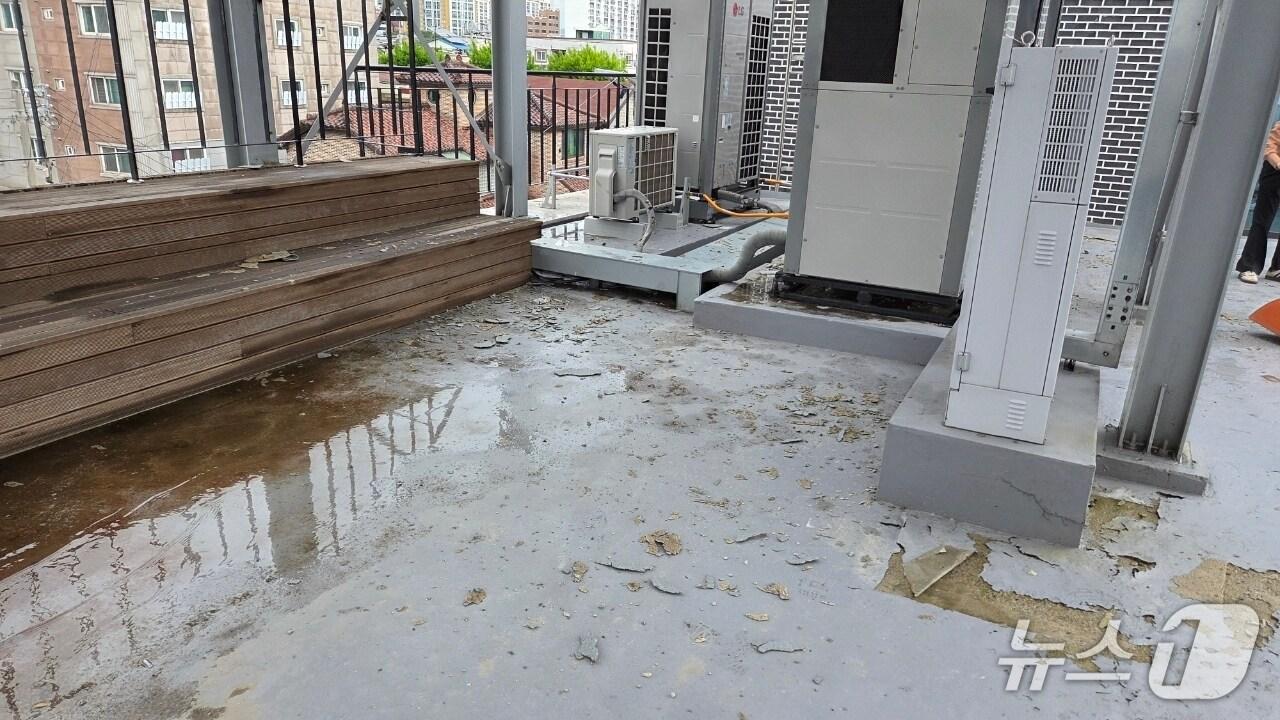 본문 이미지 - 9일 오후 1시 30분쯤 광주 남구 월산4동 행정복지센터 옥상 방수자재가 찢겨있는 모습.(광주 남구 제공. 재판매 및 DB 금지)